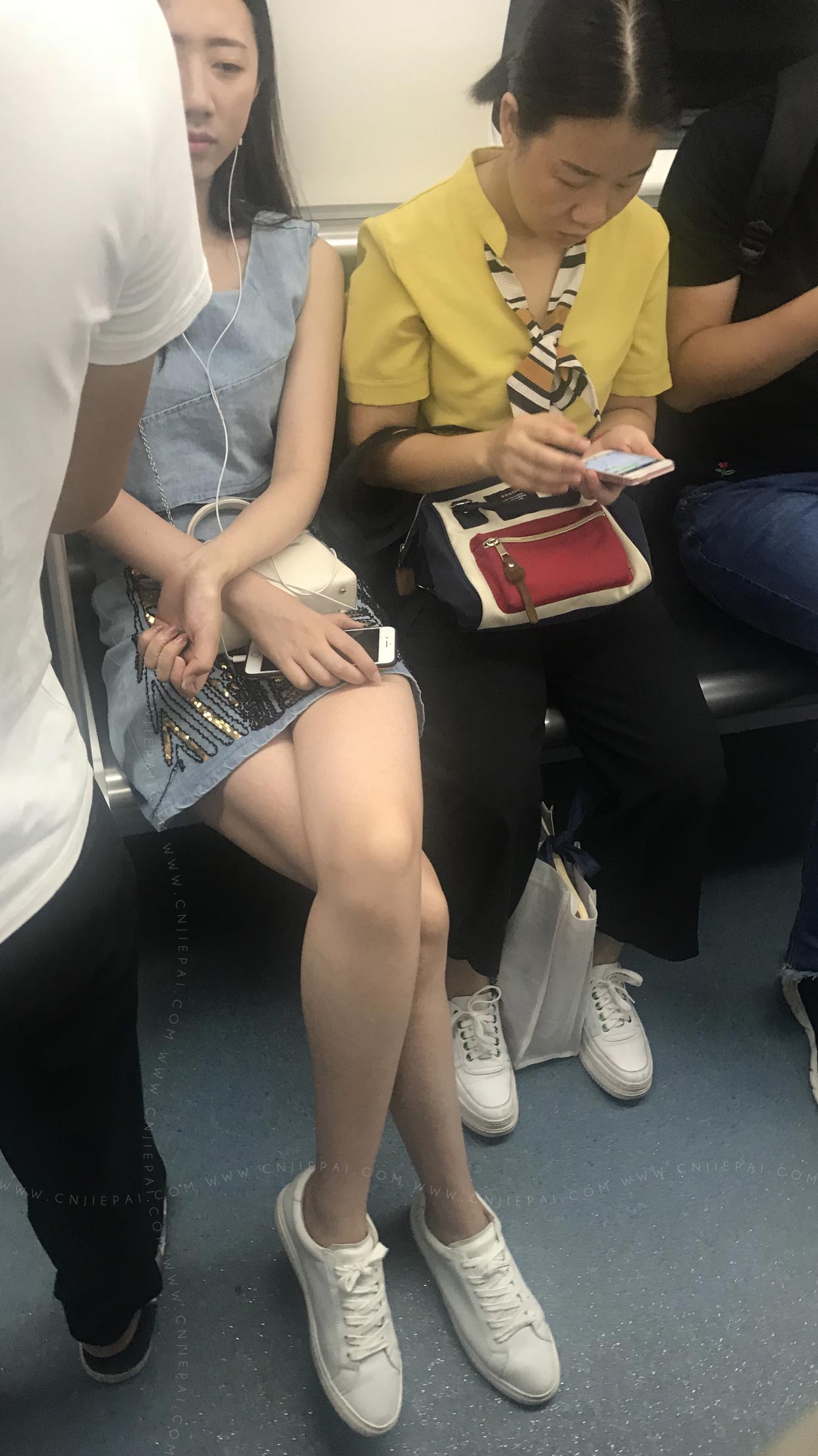 地铁里的长腿短裙美女 图1