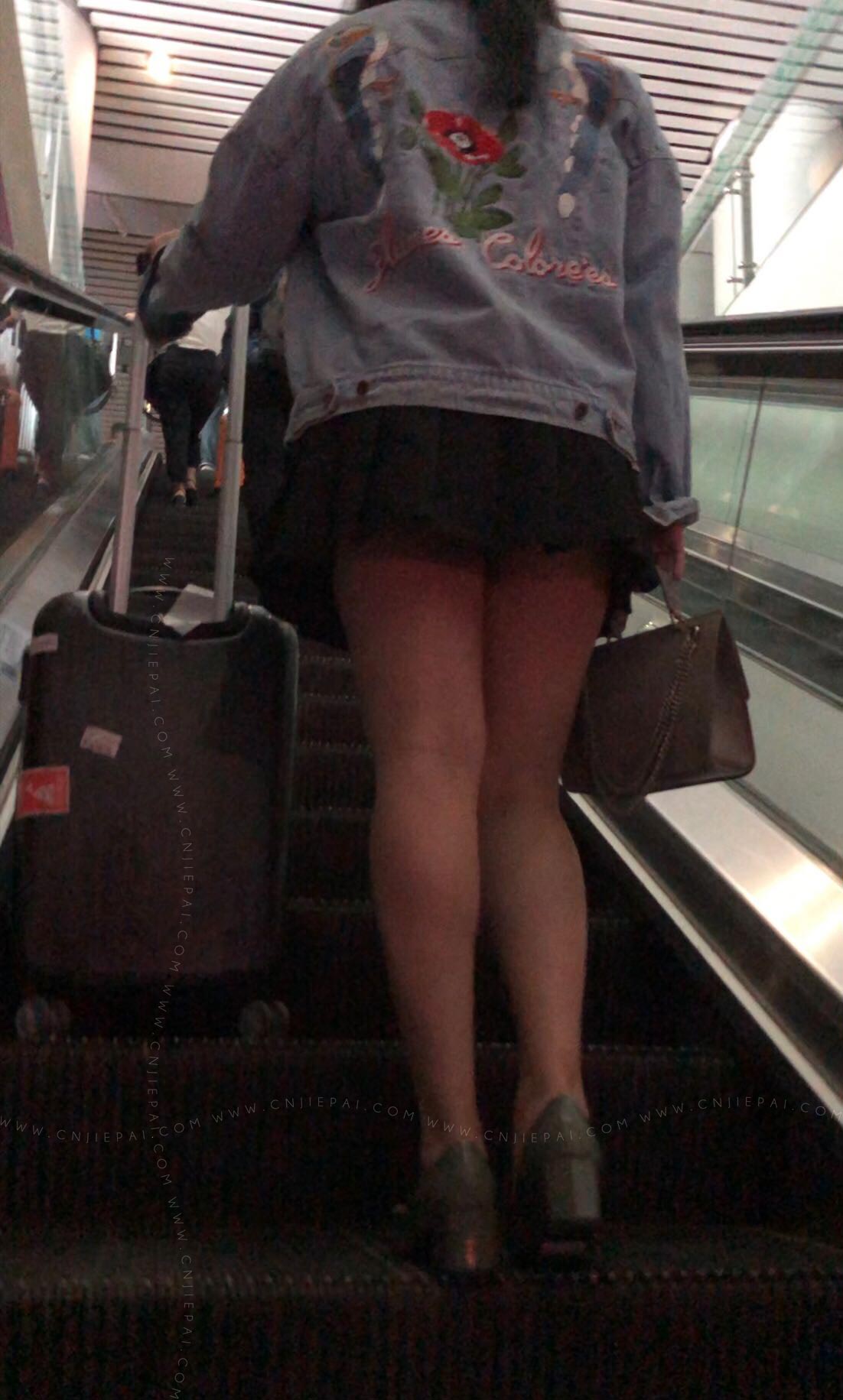 自动扶梯上的长腿短裙美女 图1