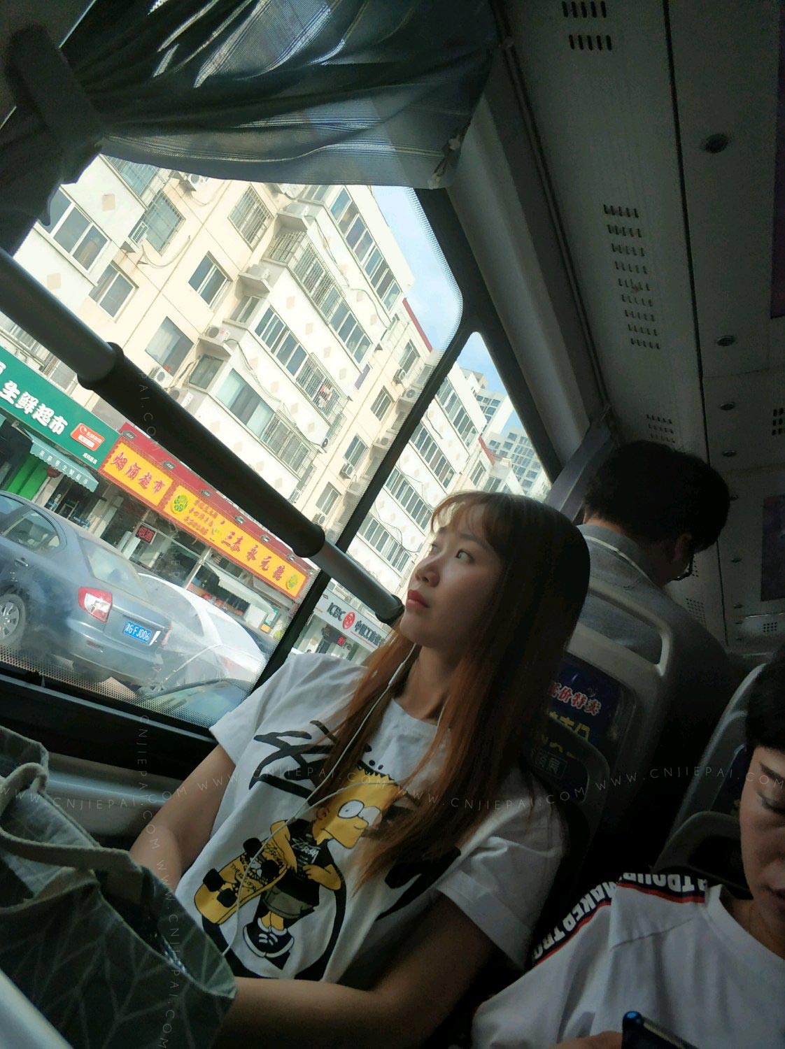 公交车靠窗而坐的长发美女 图1