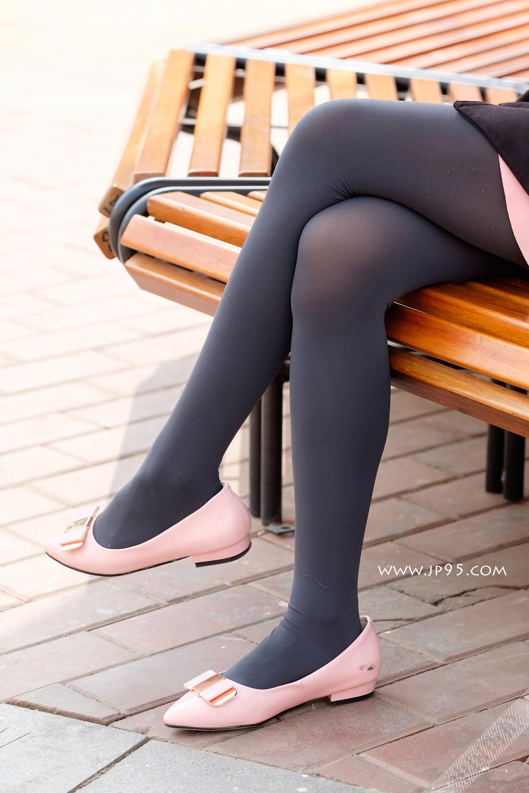 粉红鞋厚黑丝美腿 图1