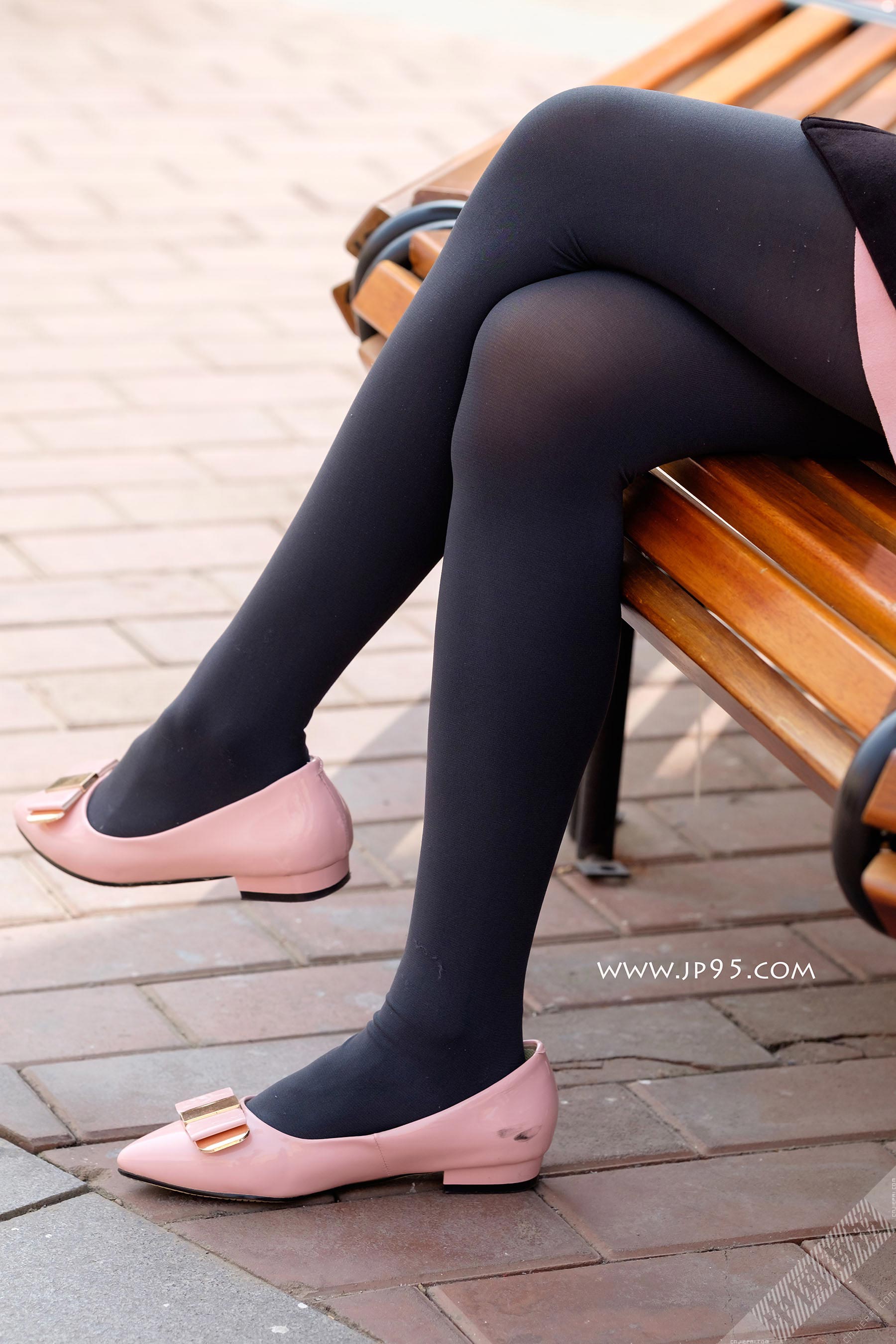 粉红鞋厚黑丝美腿 图2