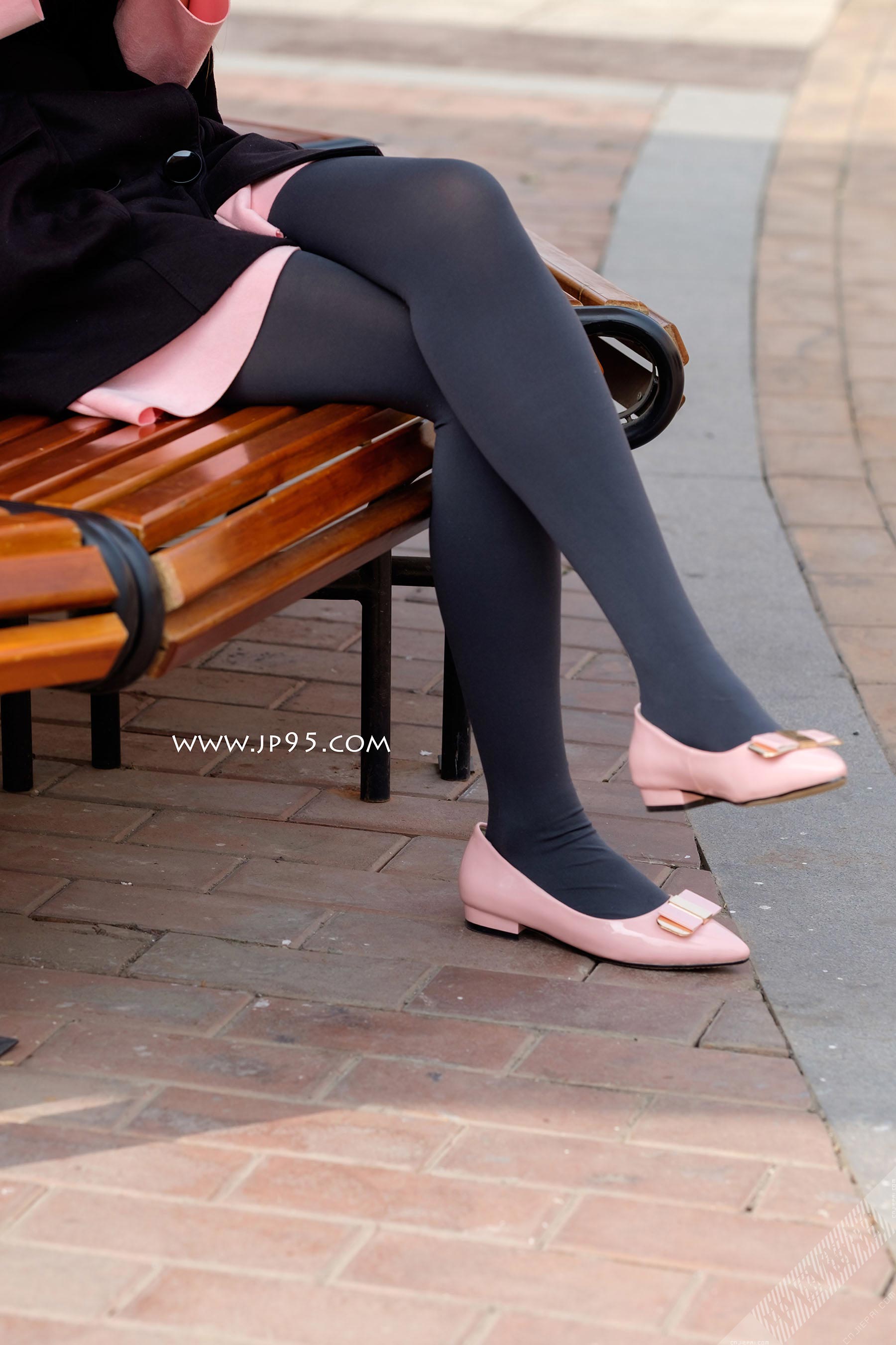 粉红鞋厚黑丝美腿 图4