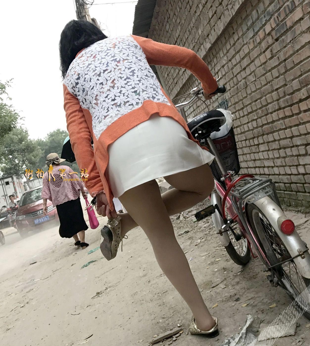 推自行车的短裙肉丝少妇 图7