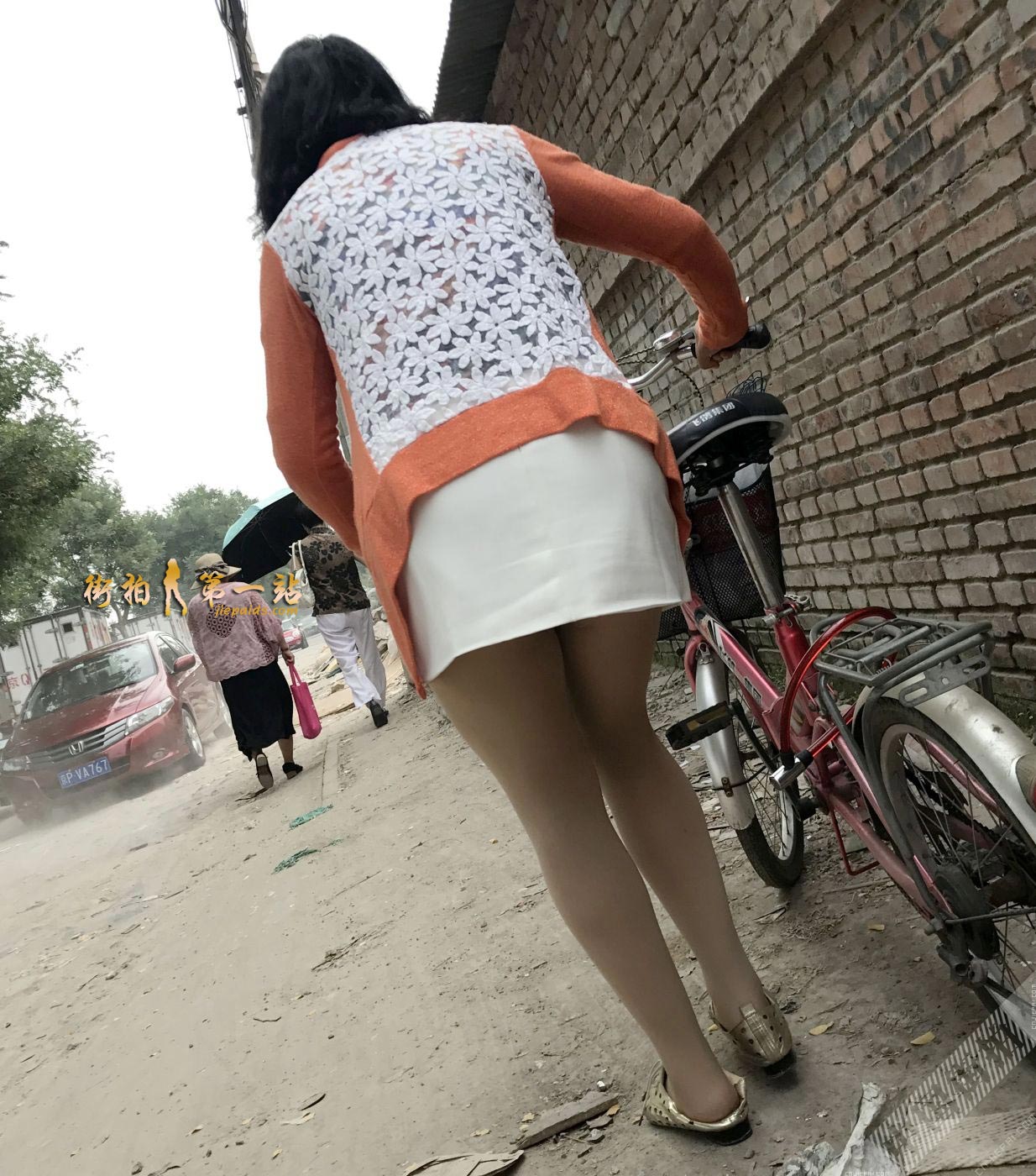 推自行车的短裙肉丝少妇 图8