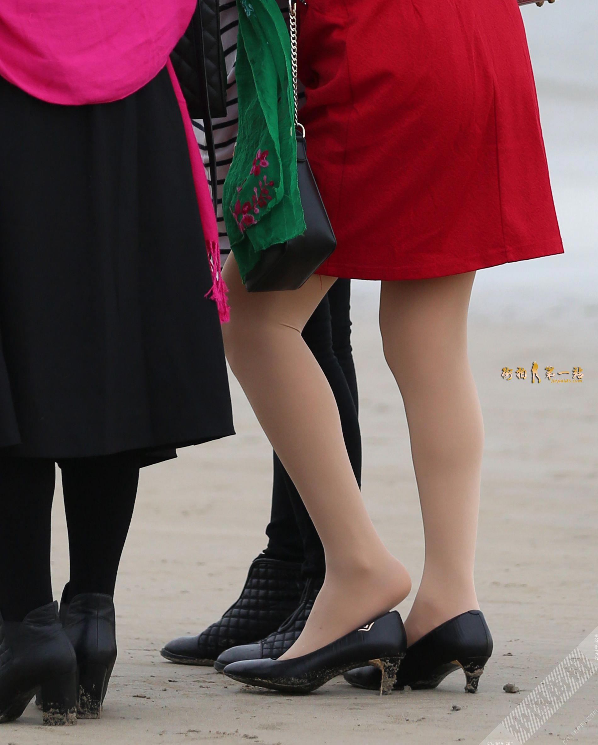 红裙高跟少妇的的丝袜美腿 图1