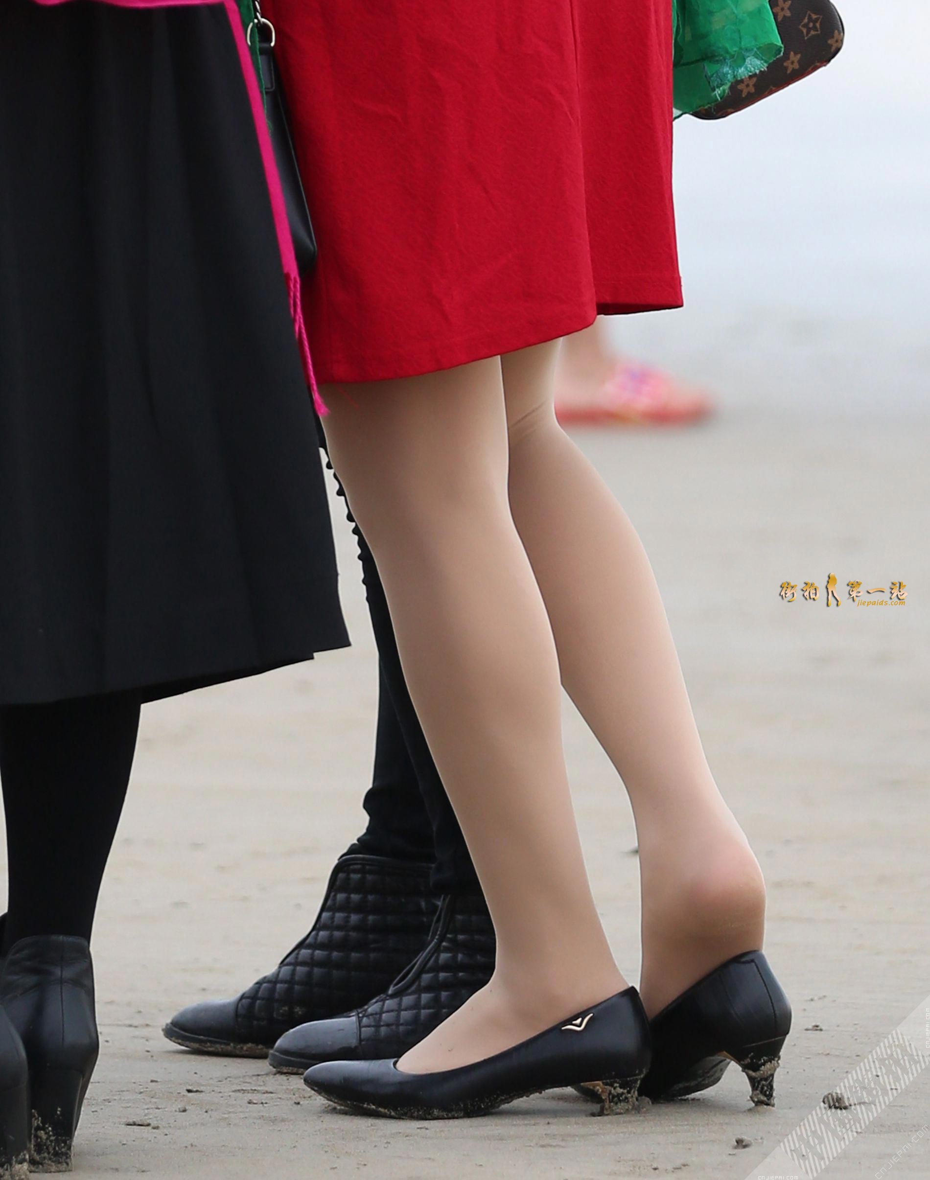 红裙高跟少妇的的丝袜美腿 图3