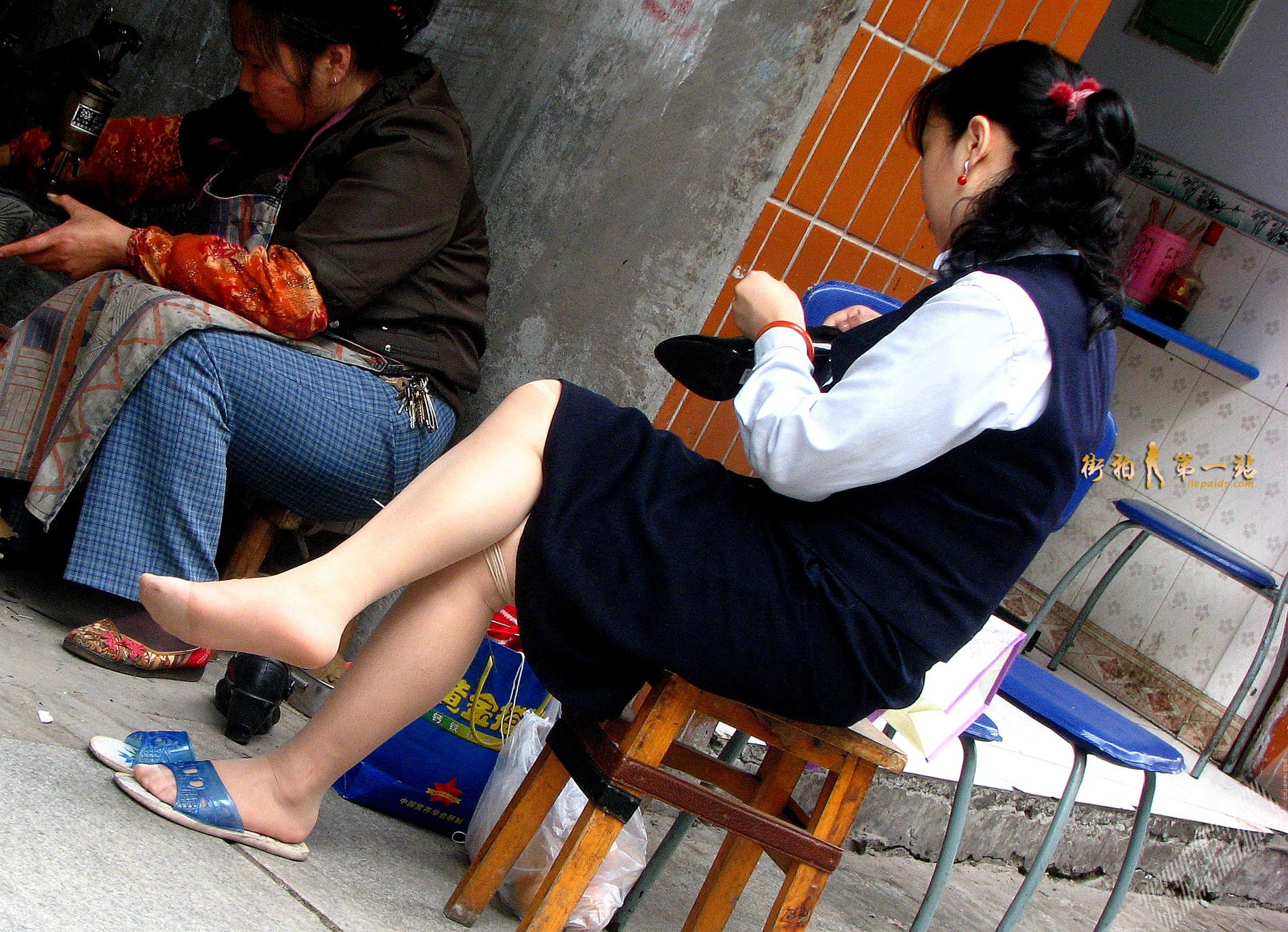 街拍路边修鞋子的少妇，特写丝袜脚很有味道 图1