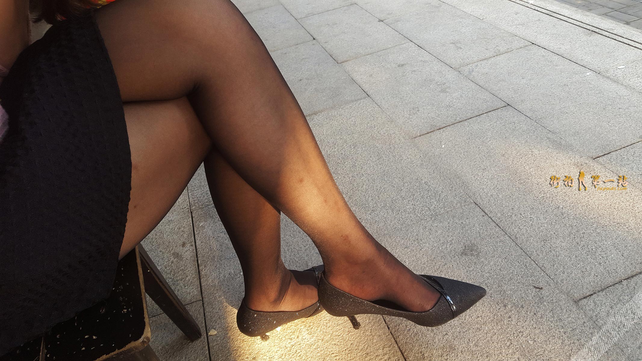 阳光下的黑丝美腿，搭配闪亮黑色高跟，还挑鞋了，完美 图6