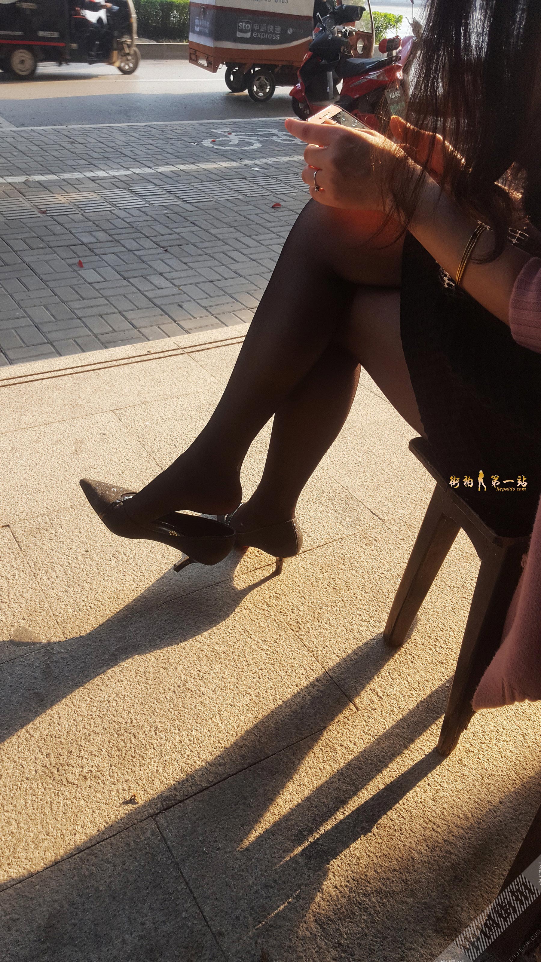 阳光下的黑丝美腿，搭配闪亮黑色高跟，还挑鞋了，完美 图12