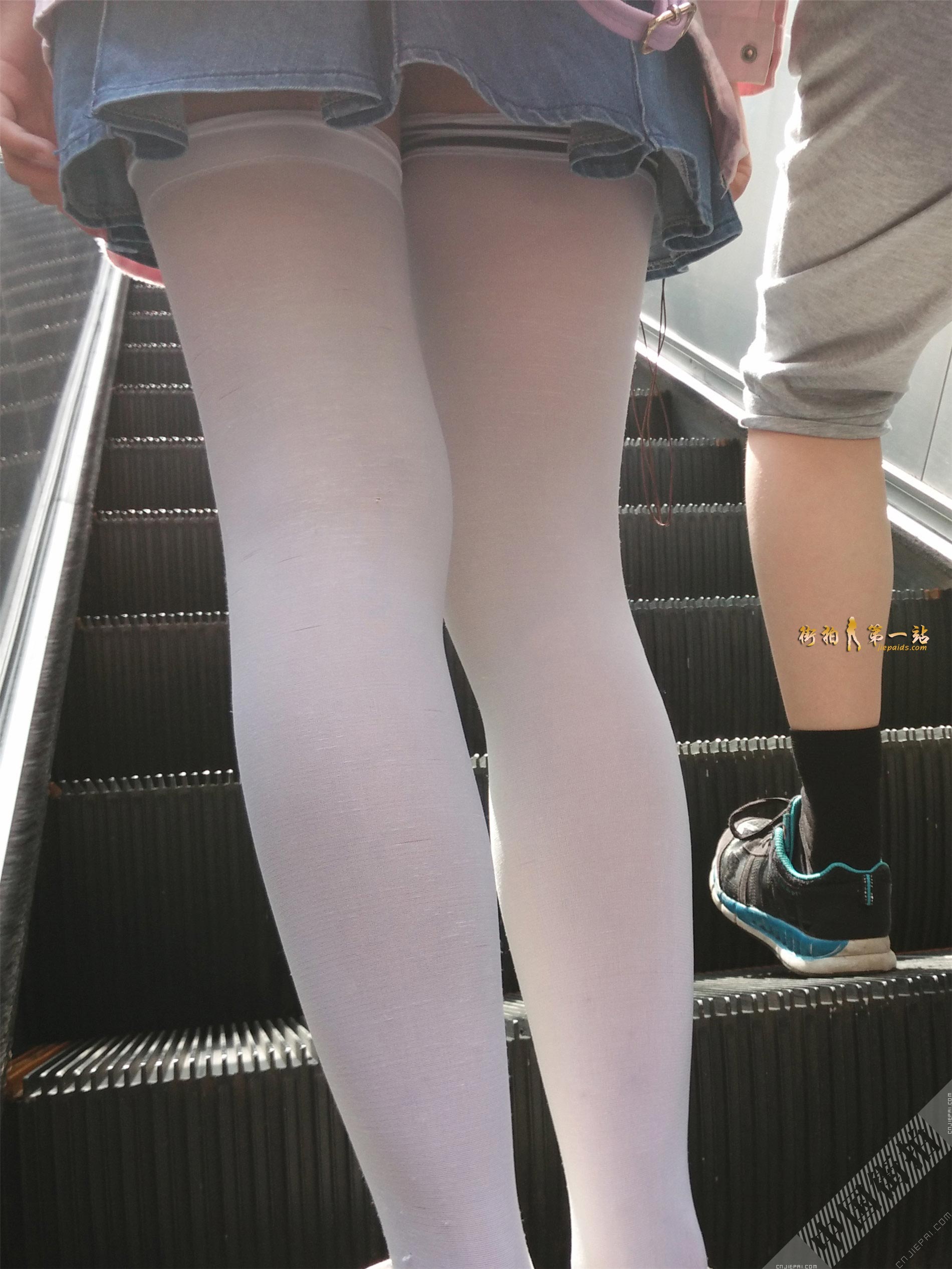跟拍上电梯的高筒袜短裙小姐姐 图11