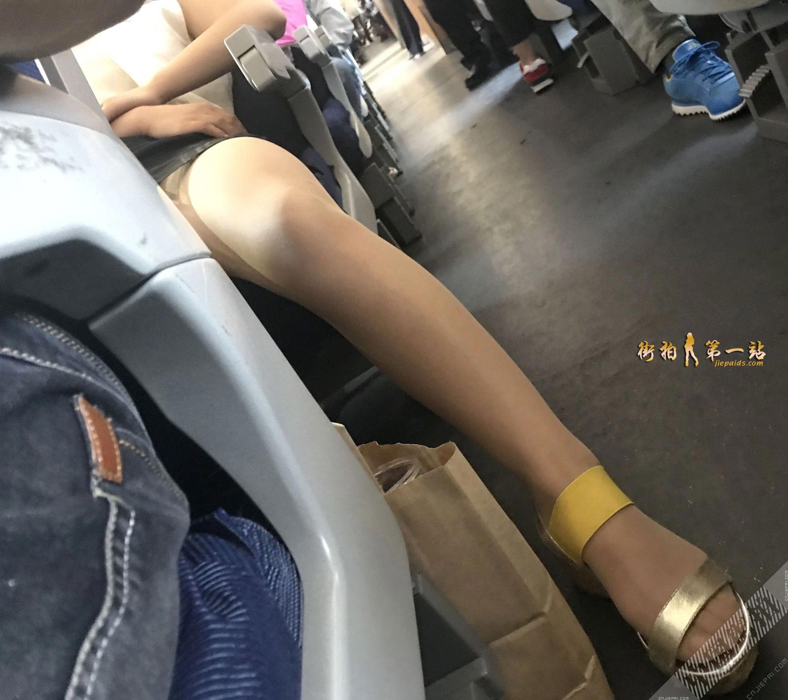 下高铁上的肉丝少妇，裙子太短坐姿很诱人 图6