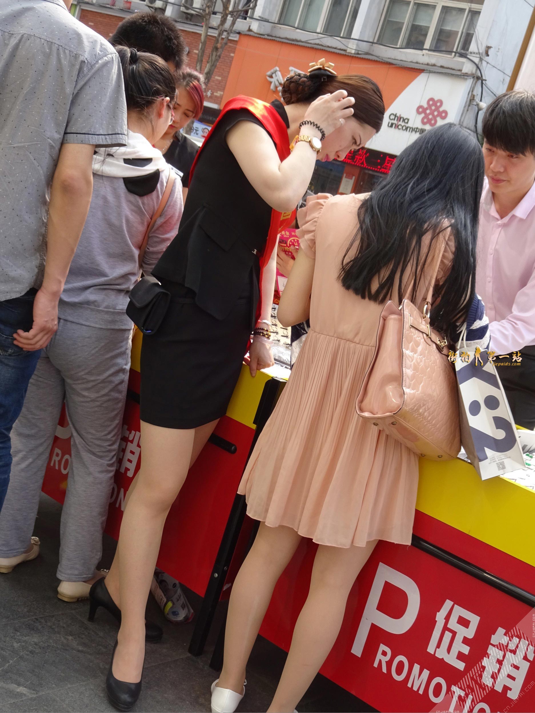 肉丝制服中国黄金美女销售，看到花内裤了 图10