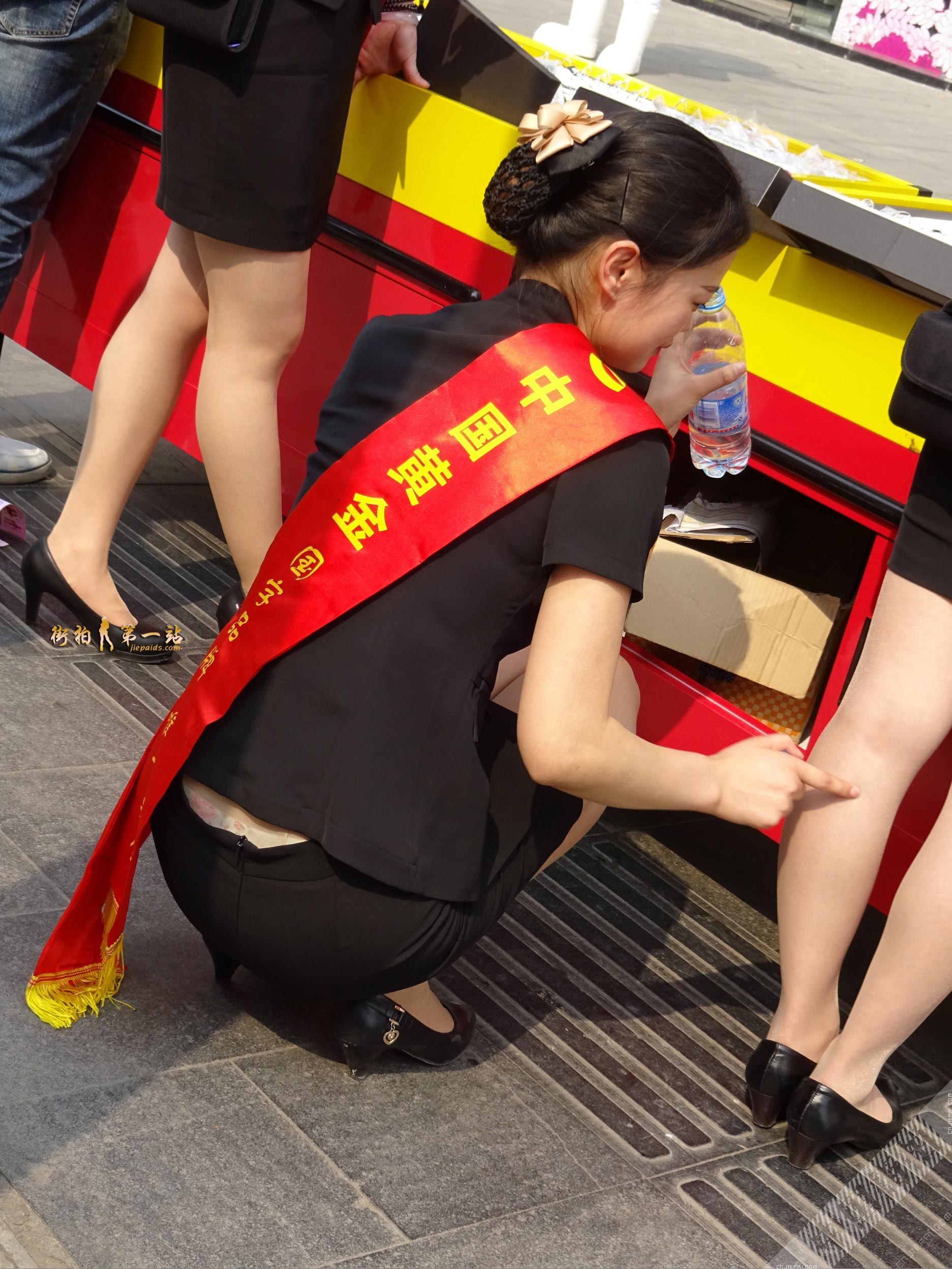 肉丝制服中国黄金美女销售，看到花内裤了 图11