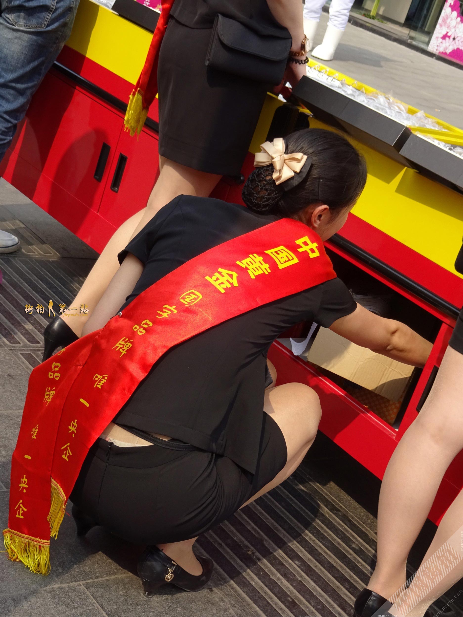 肉丝制服中国黄金美女销售，看到花内裤了 图13