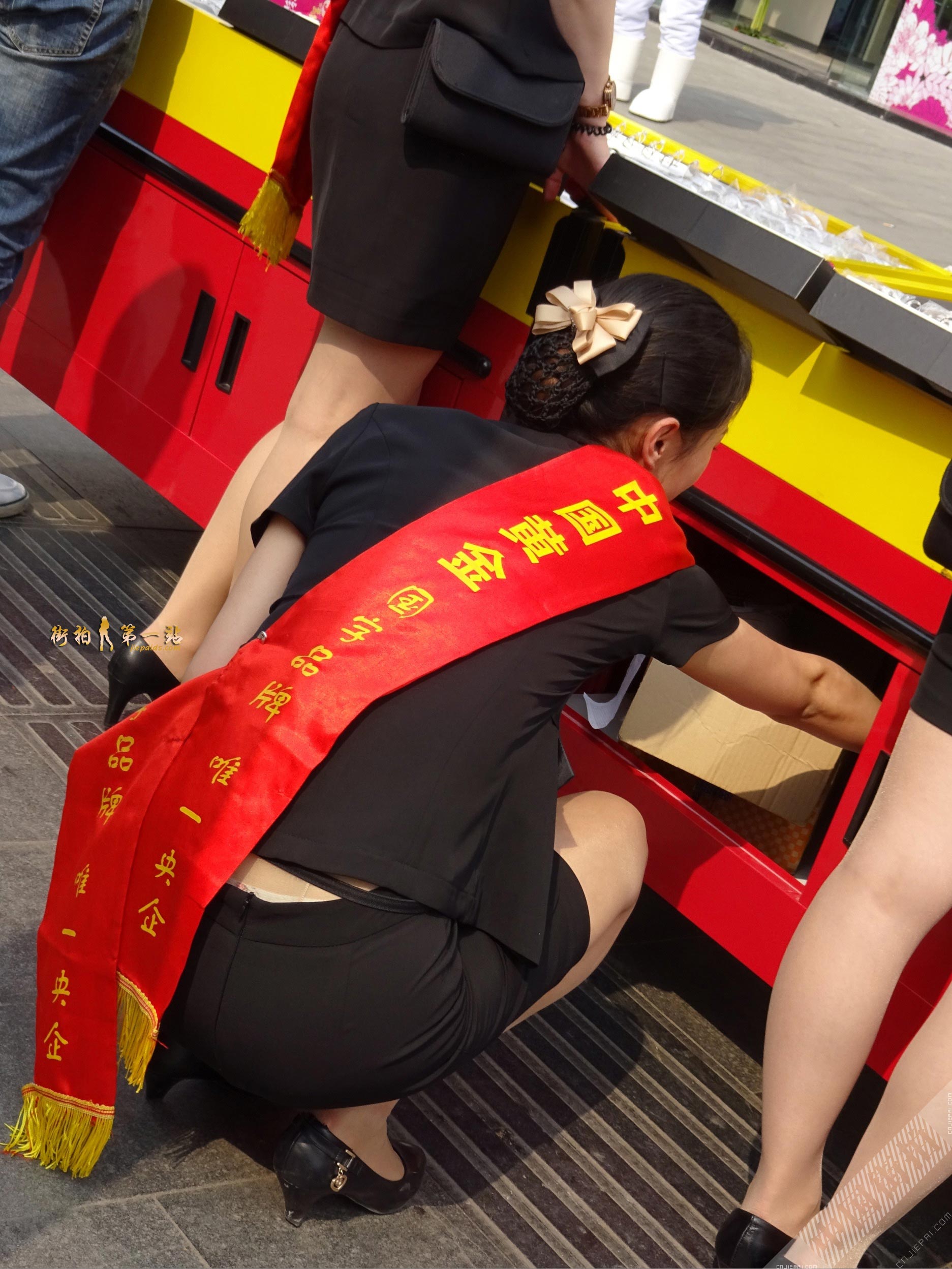 肉丝制服中国黄金美女销售，看到花内裤了 图14