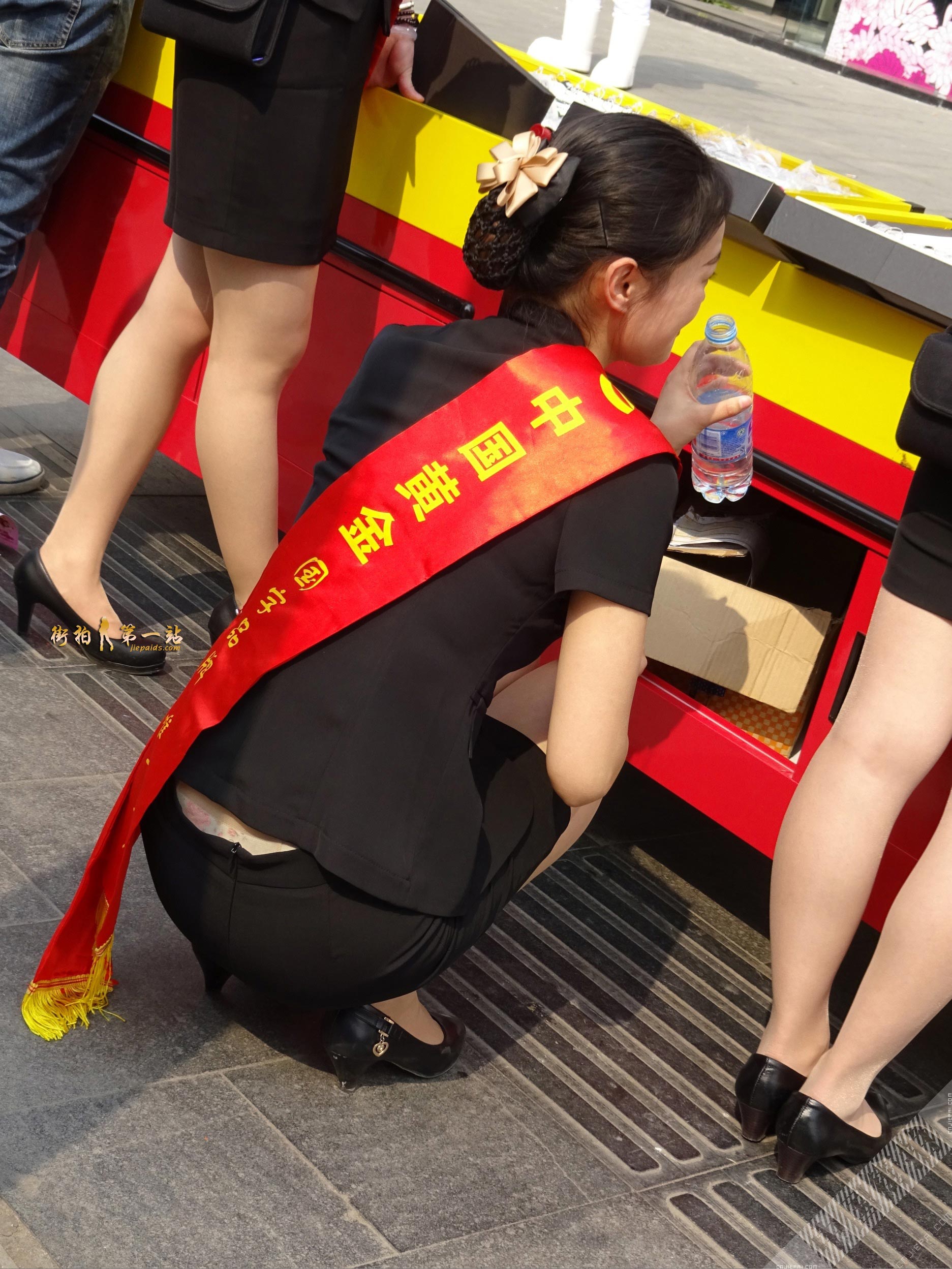 肉丝制服中国黄金美女销售，看到花内裤了 图15