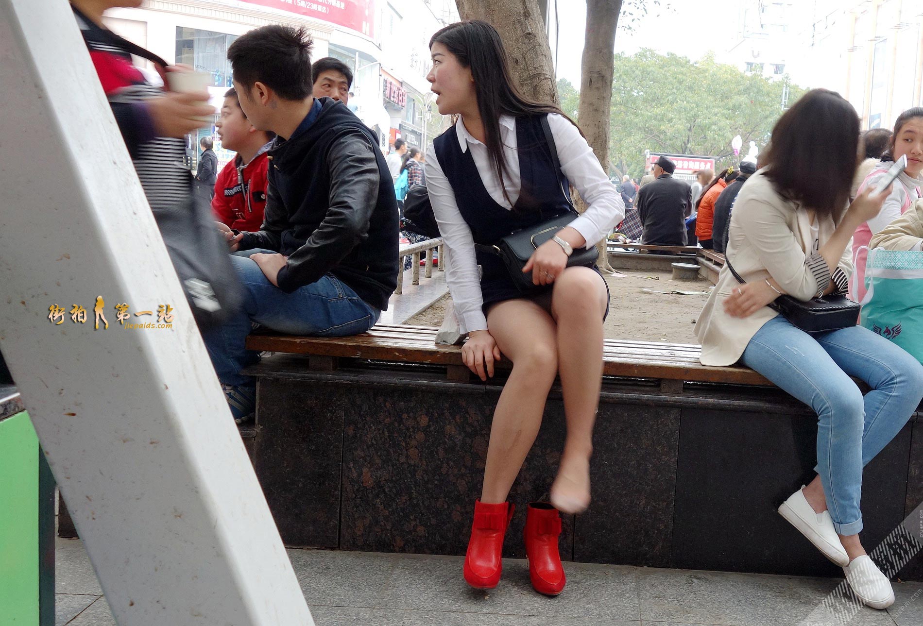 抓拍少妇穿上她的红色短靴，两腿中间走光了 图2