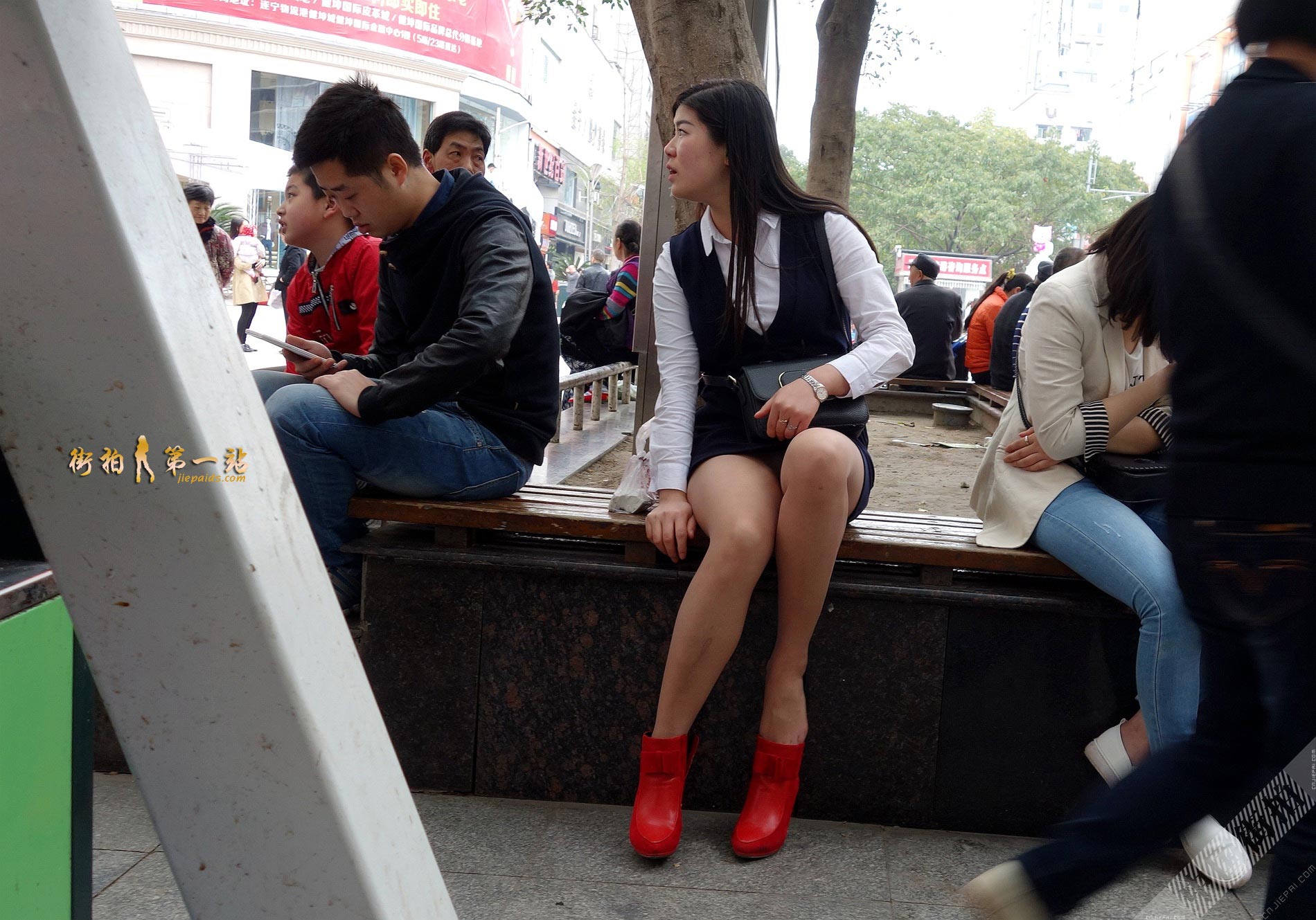 抓拍少妇穿上她的红色短靴，两腿中间走光了 图5