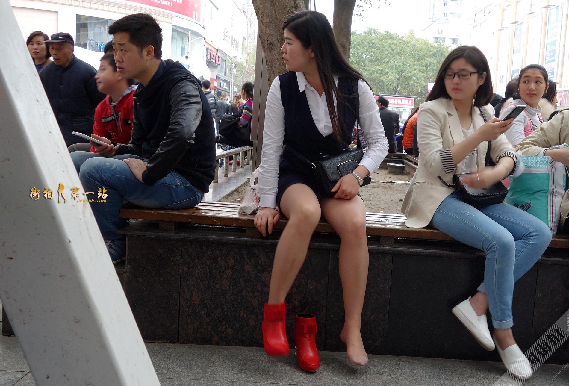 抓拍少妇穿上她的红色短靴，两腿中间走光了 图6