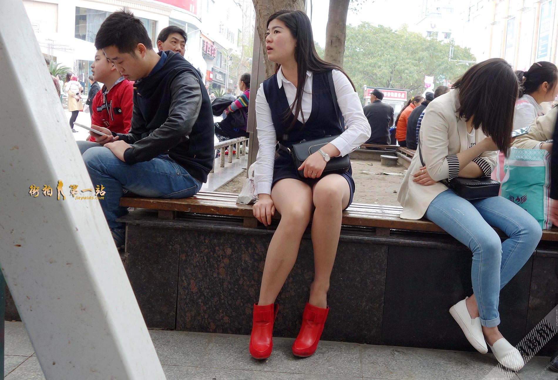 抓拍少妇穿上她的红色短靴，两腿中间走光了 图8