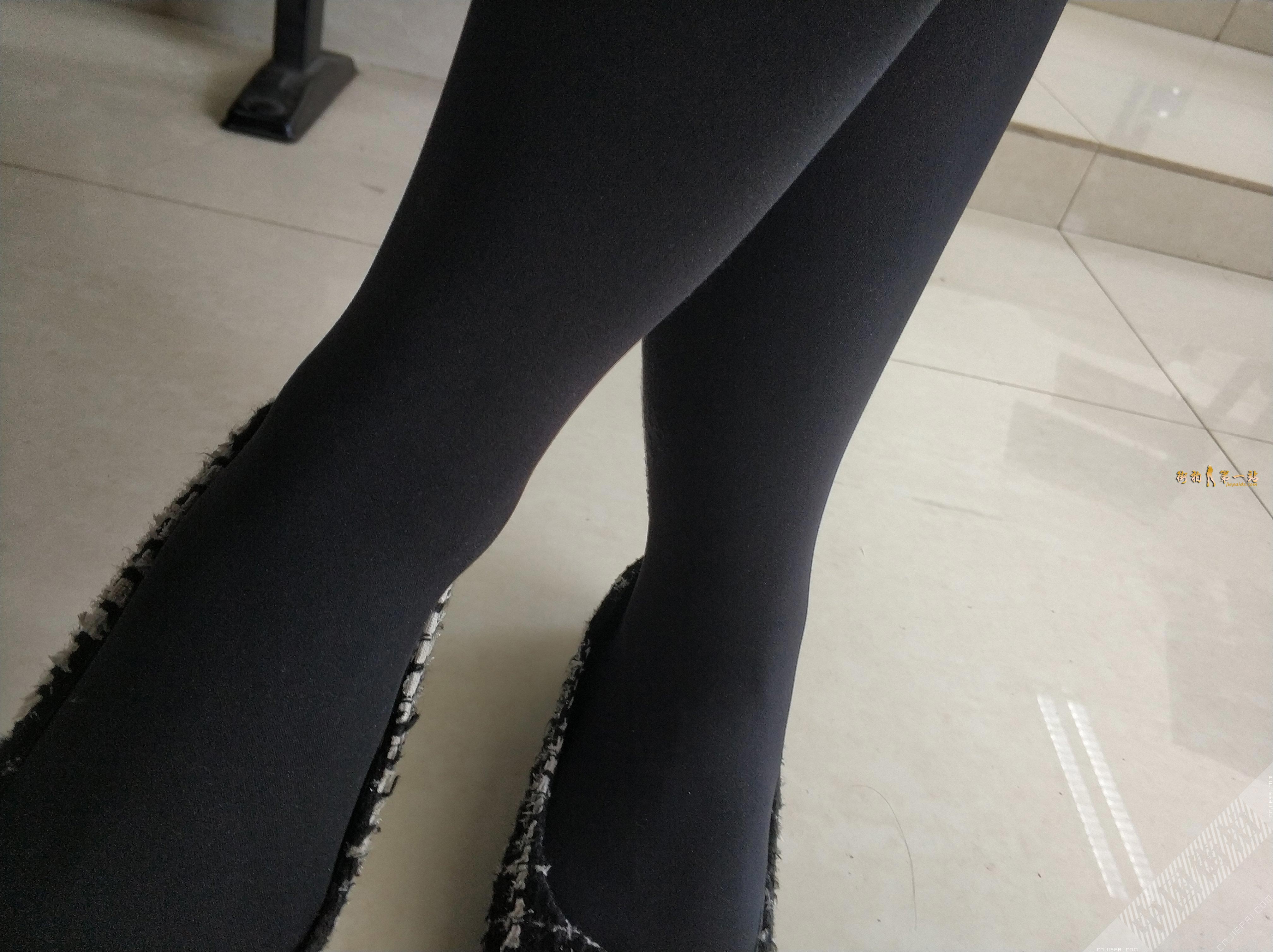 美女同学课桌下的性感厚黑丝美腿 图11