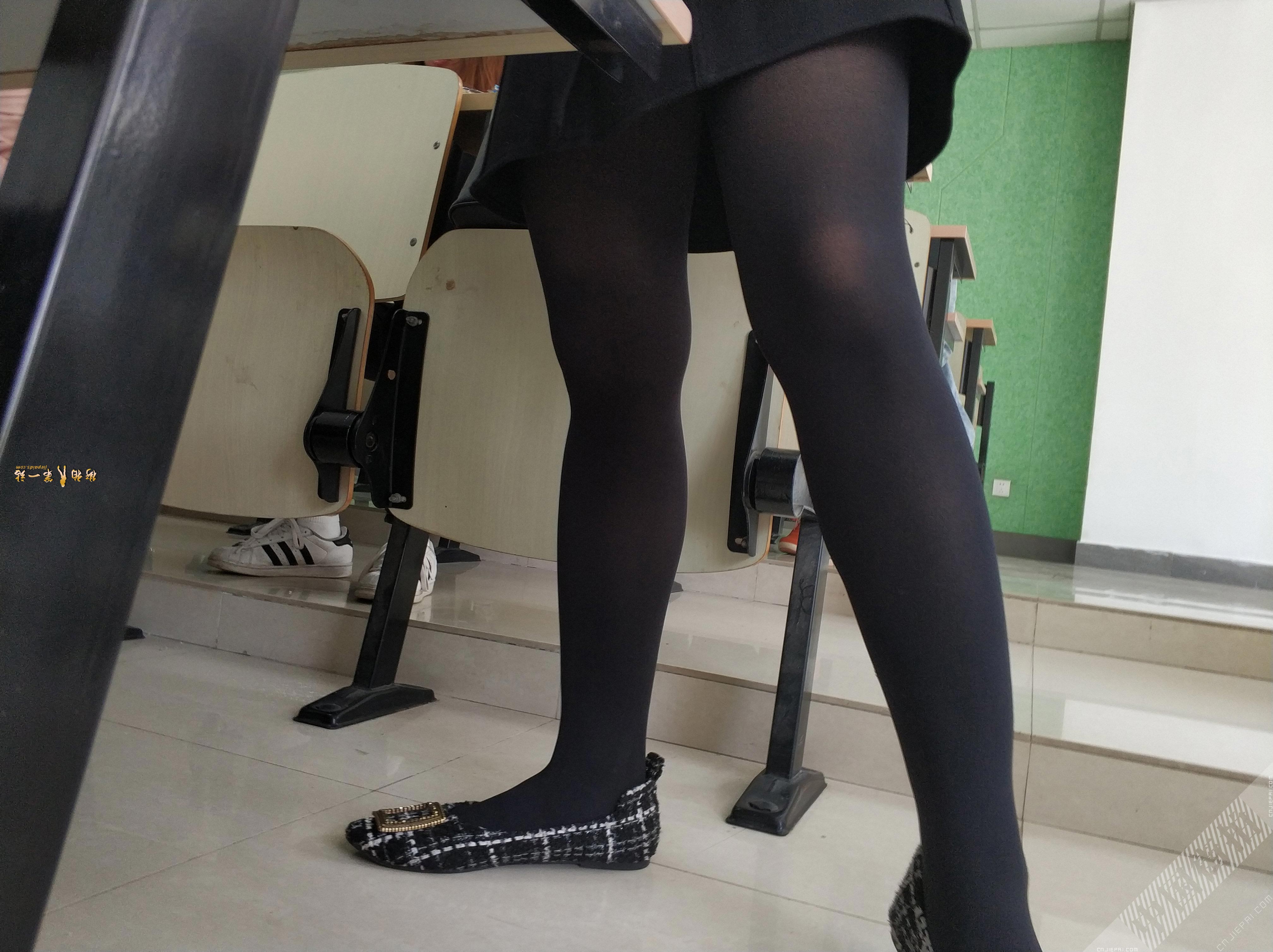 美女同学课桌下的性感厚黑丝美腿 图20