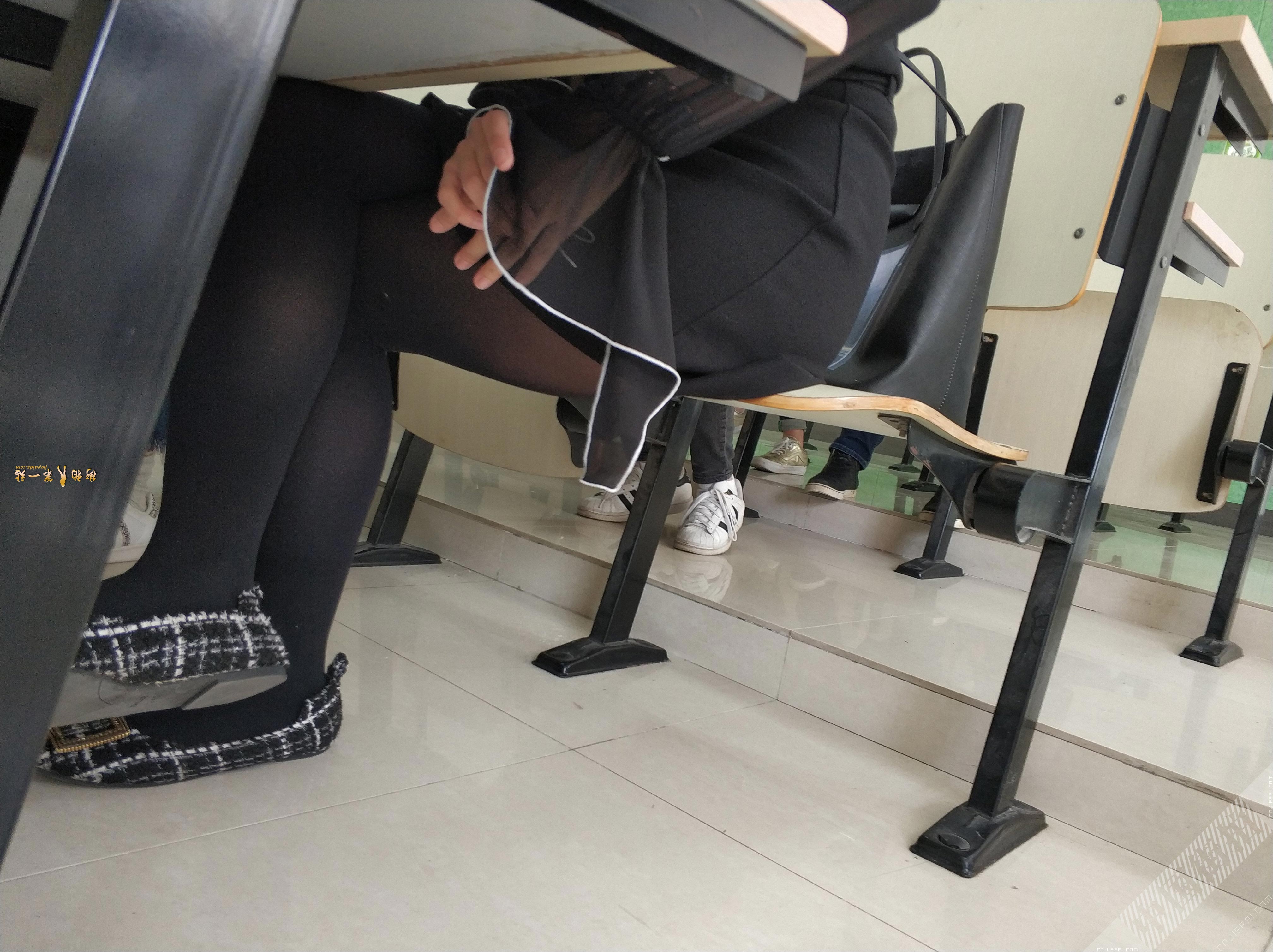 美女同学课桌下的性感厚黑丝美腿 图22