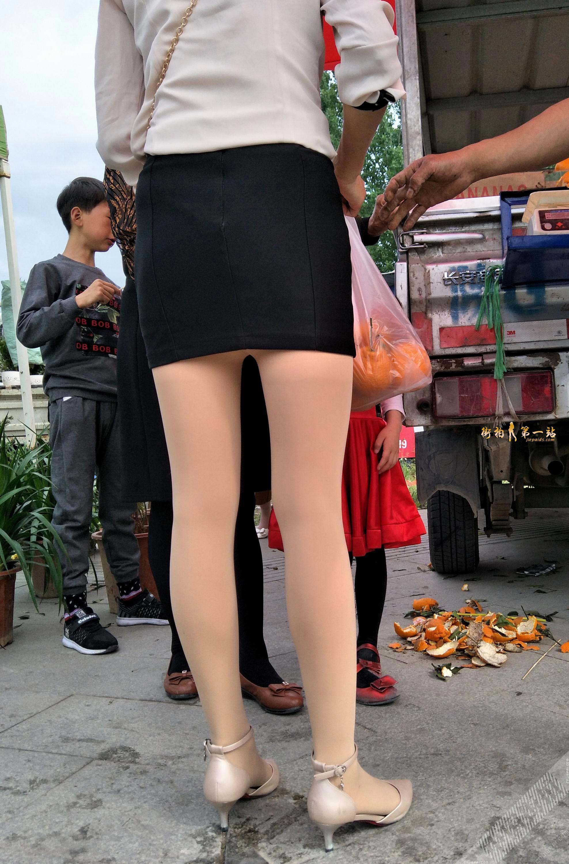 买橘子的长腿肉丝短裙少妇 图7