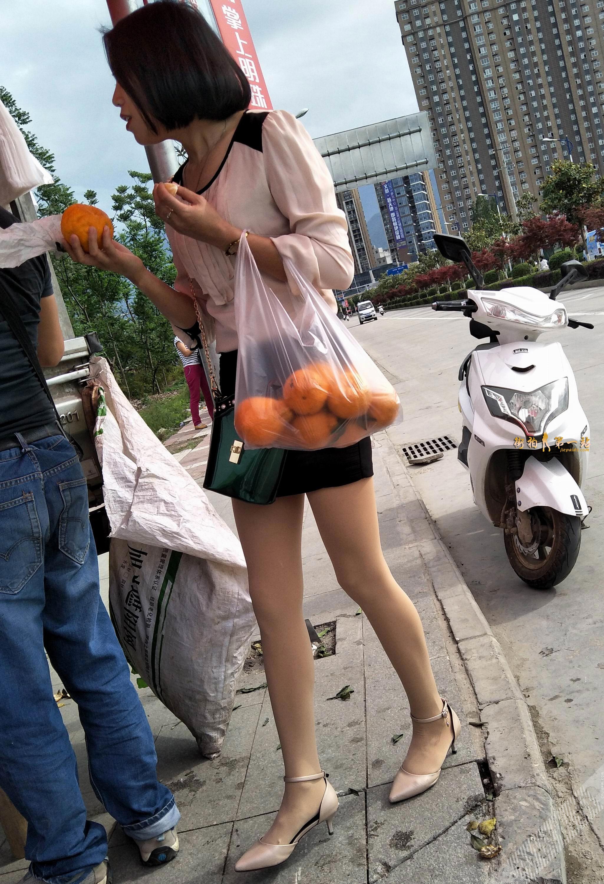 买橘子的长腿肉丝短裙少妇 图10