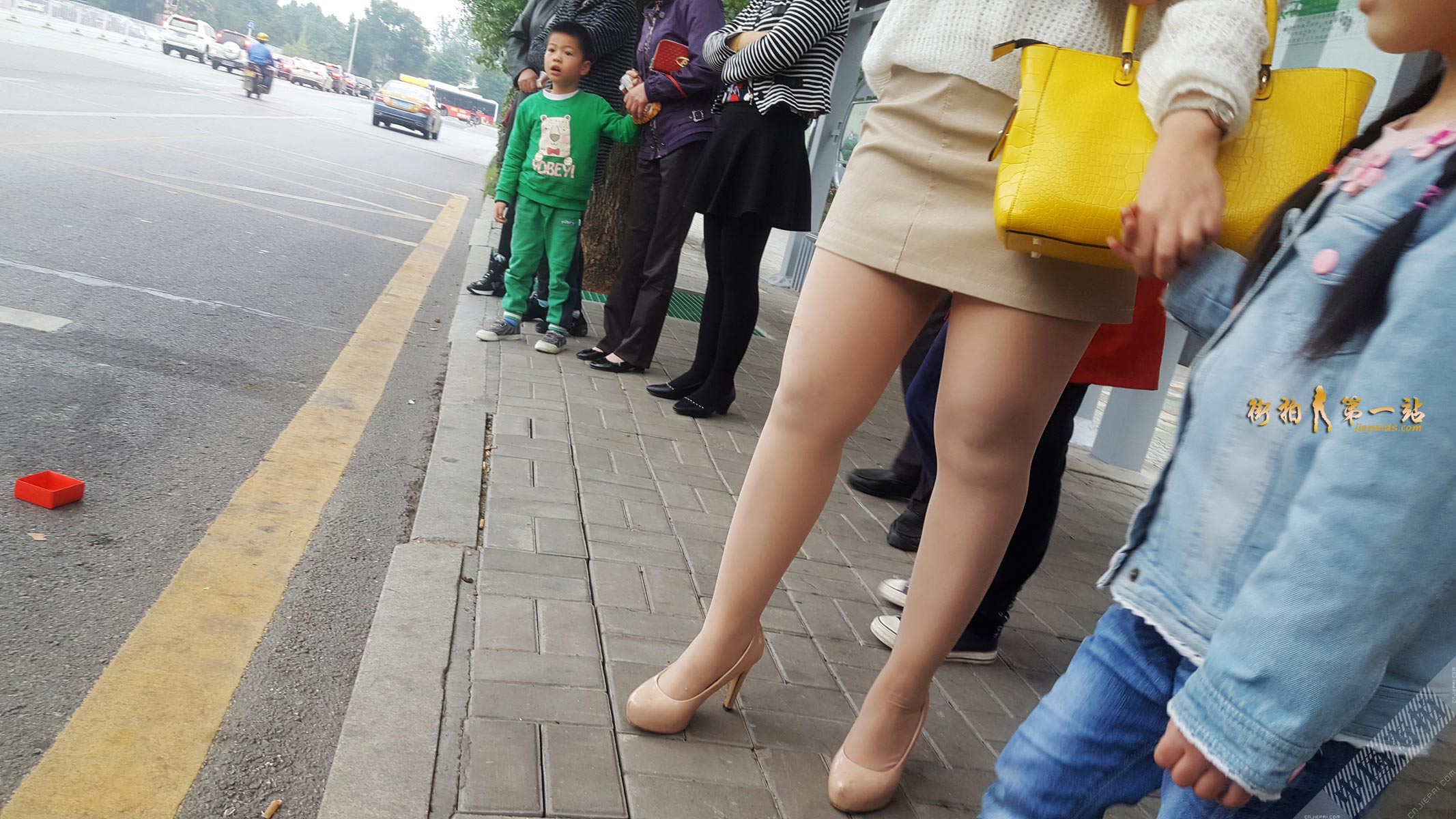 和娃一起等公交的性感超短裙少妇，有亮点 图3