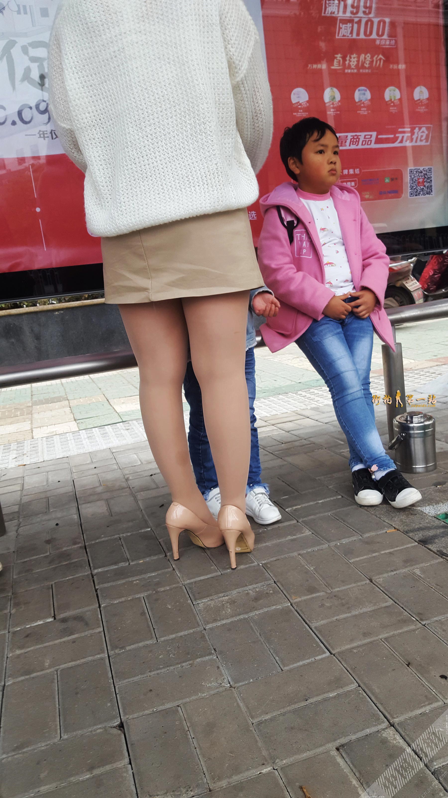 和娃一起等公交的性感超短裙少妇，有亮点 图5