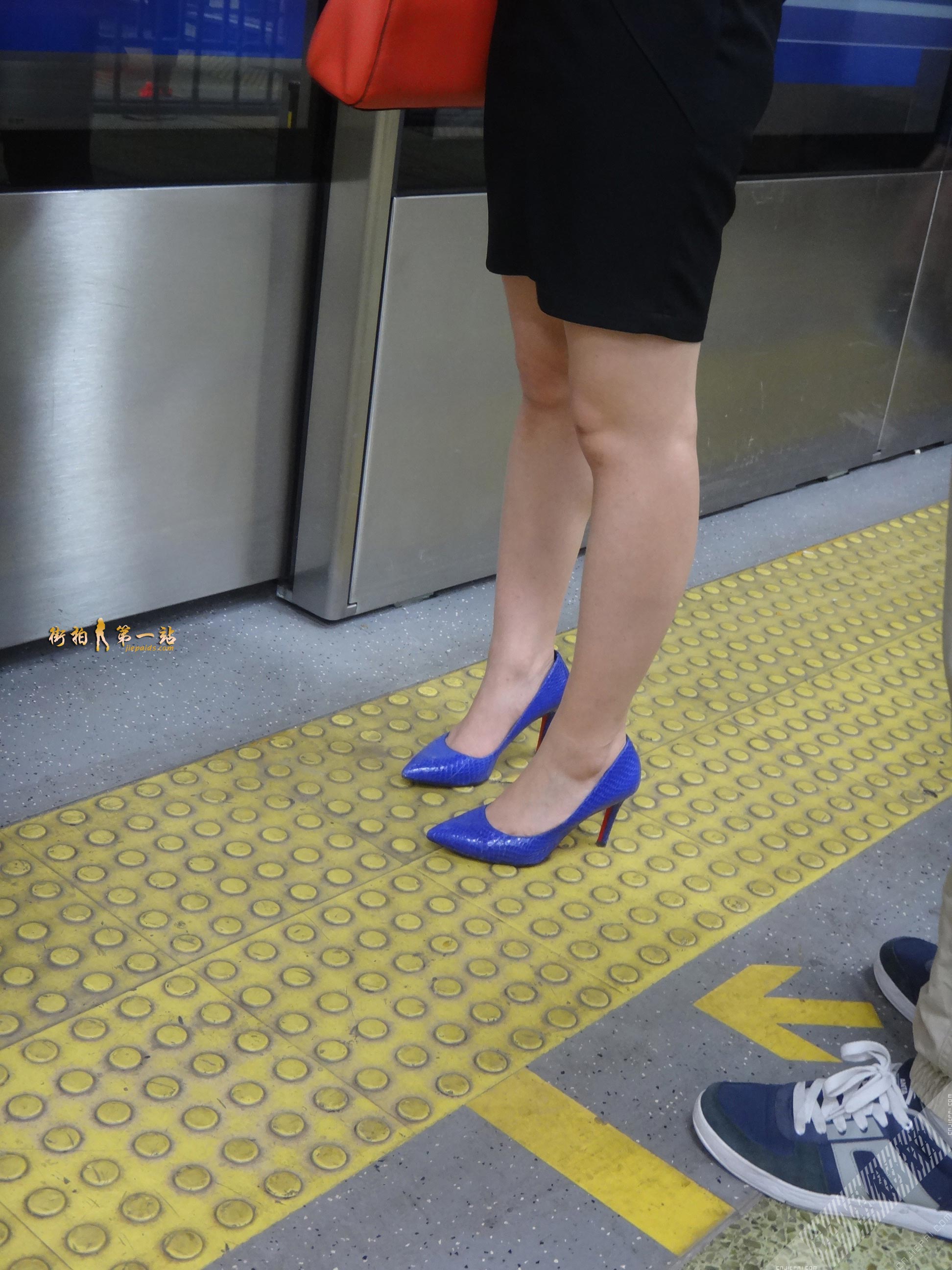 等地铁的蓝色高跟少妇 图1
