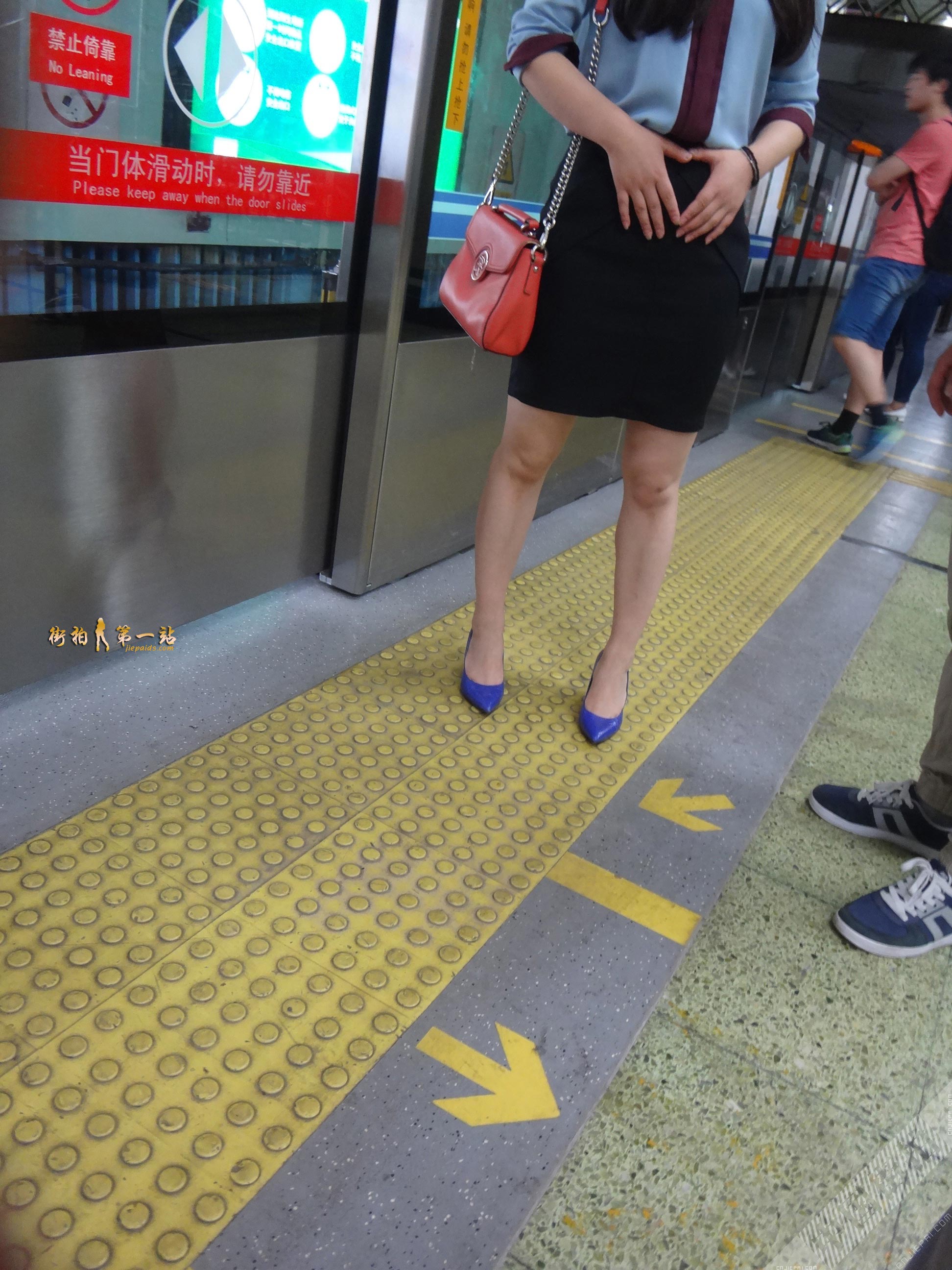 等地铁的蓝色高跟少妇 图2