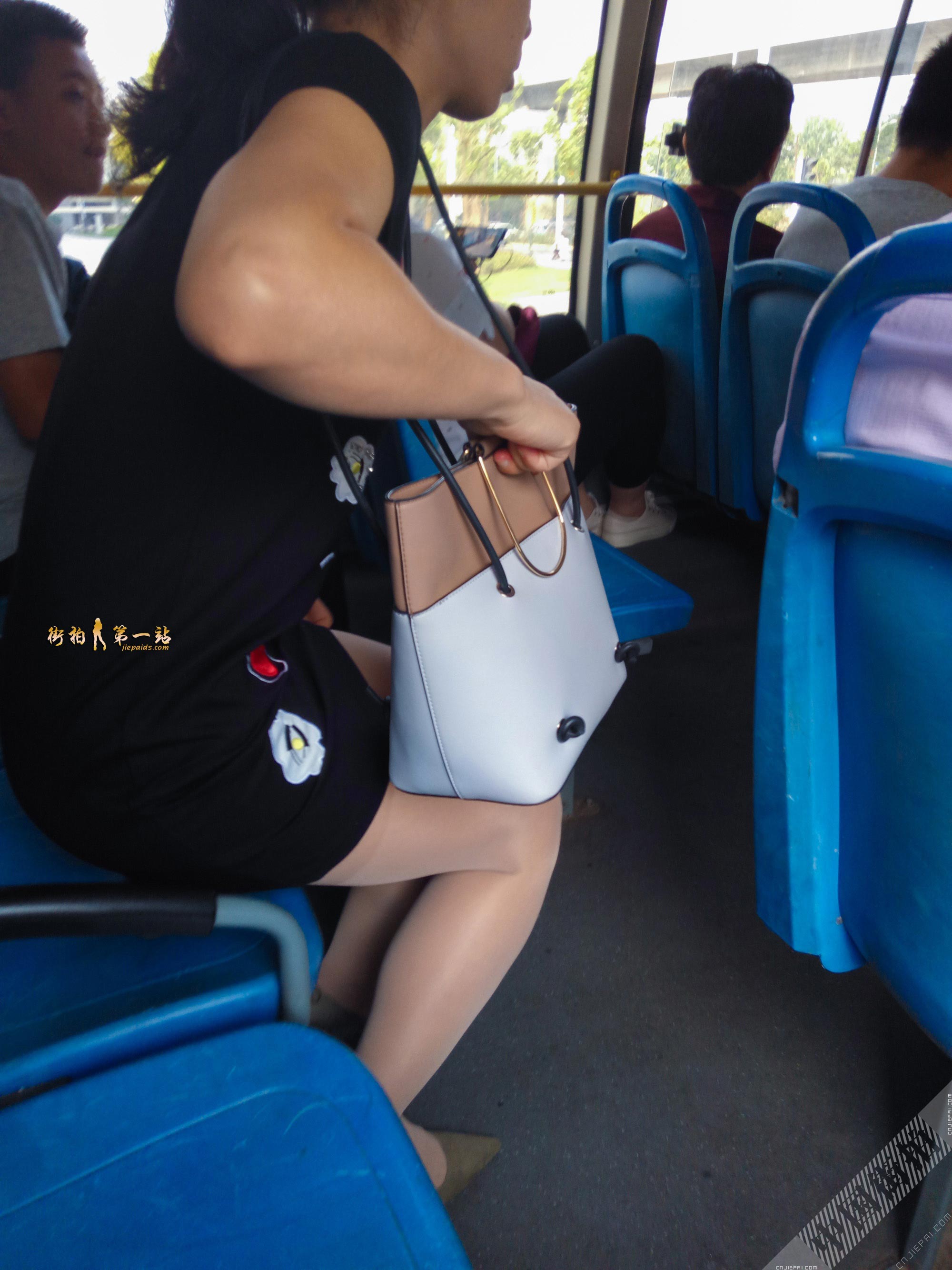 公交车里坐旁边的肉丝少妇 图2