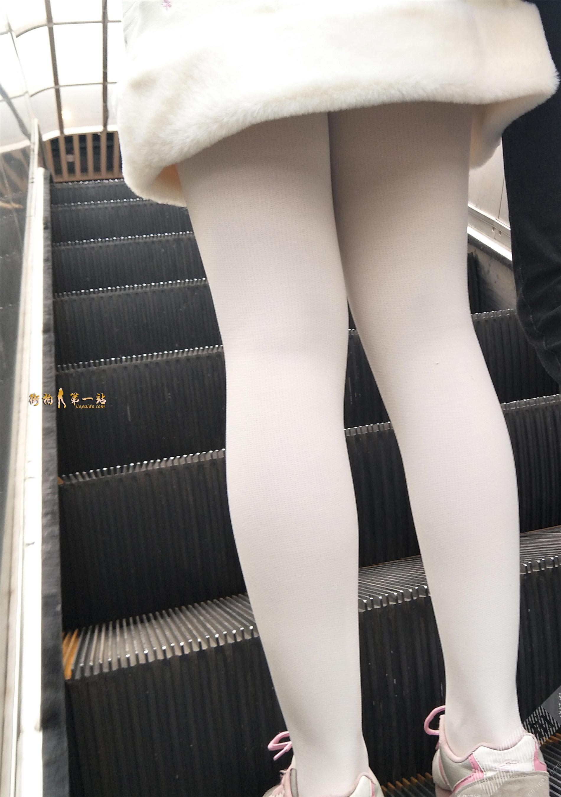跟拍白色系漂亮小姐姐，白色厚裤袜充满想象 图8