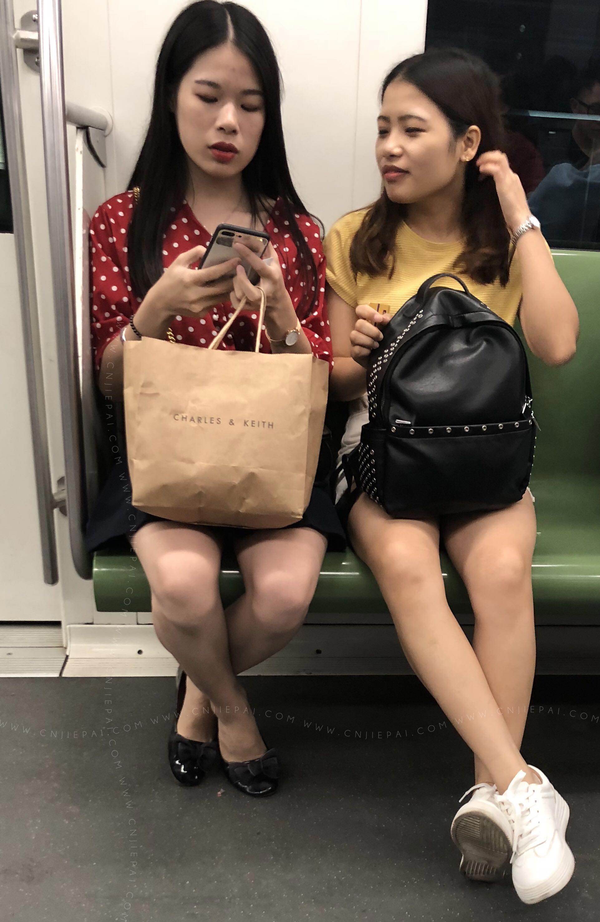 地铁上的两位长发闺蜜 图1