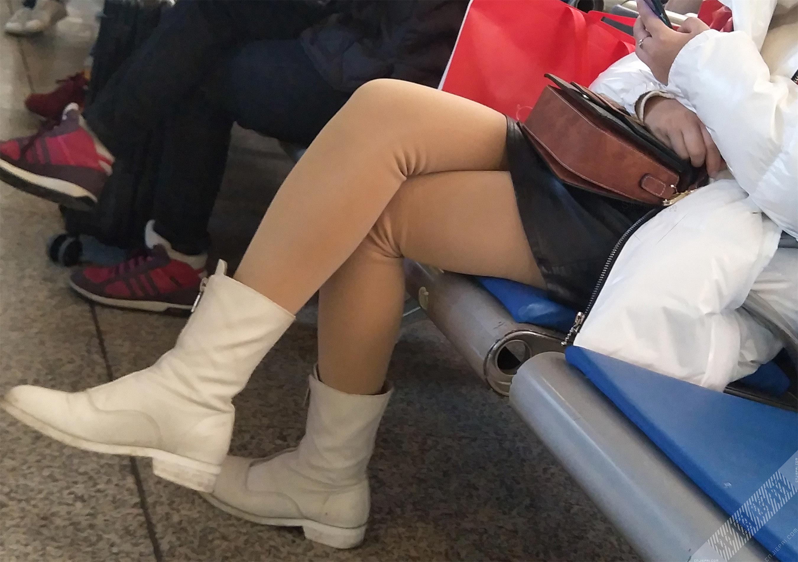 白色短靴肤色打底裤，美女穿的很厚实 图1