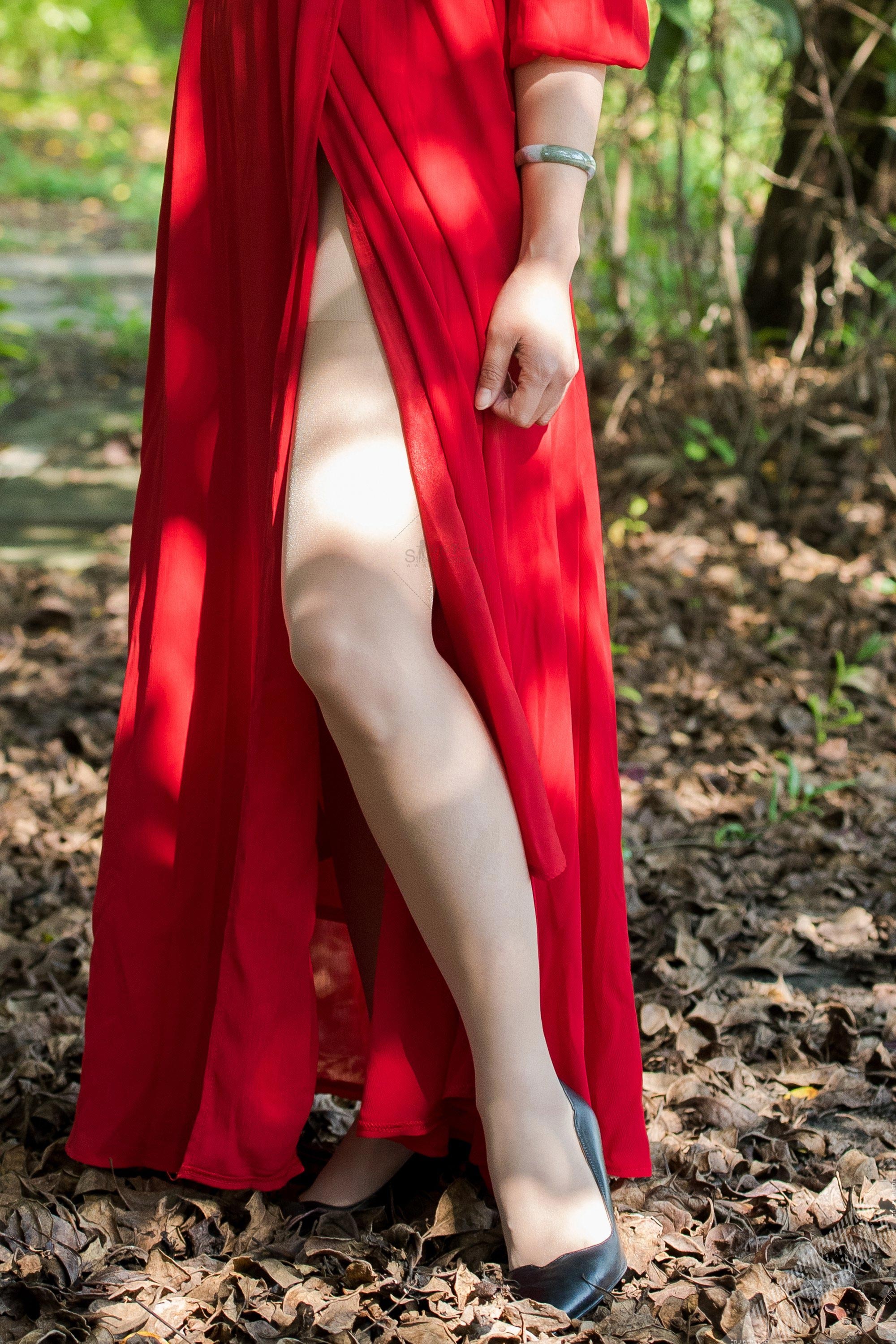 风骚的红裙大胸美女，丝腿露袜根 图9