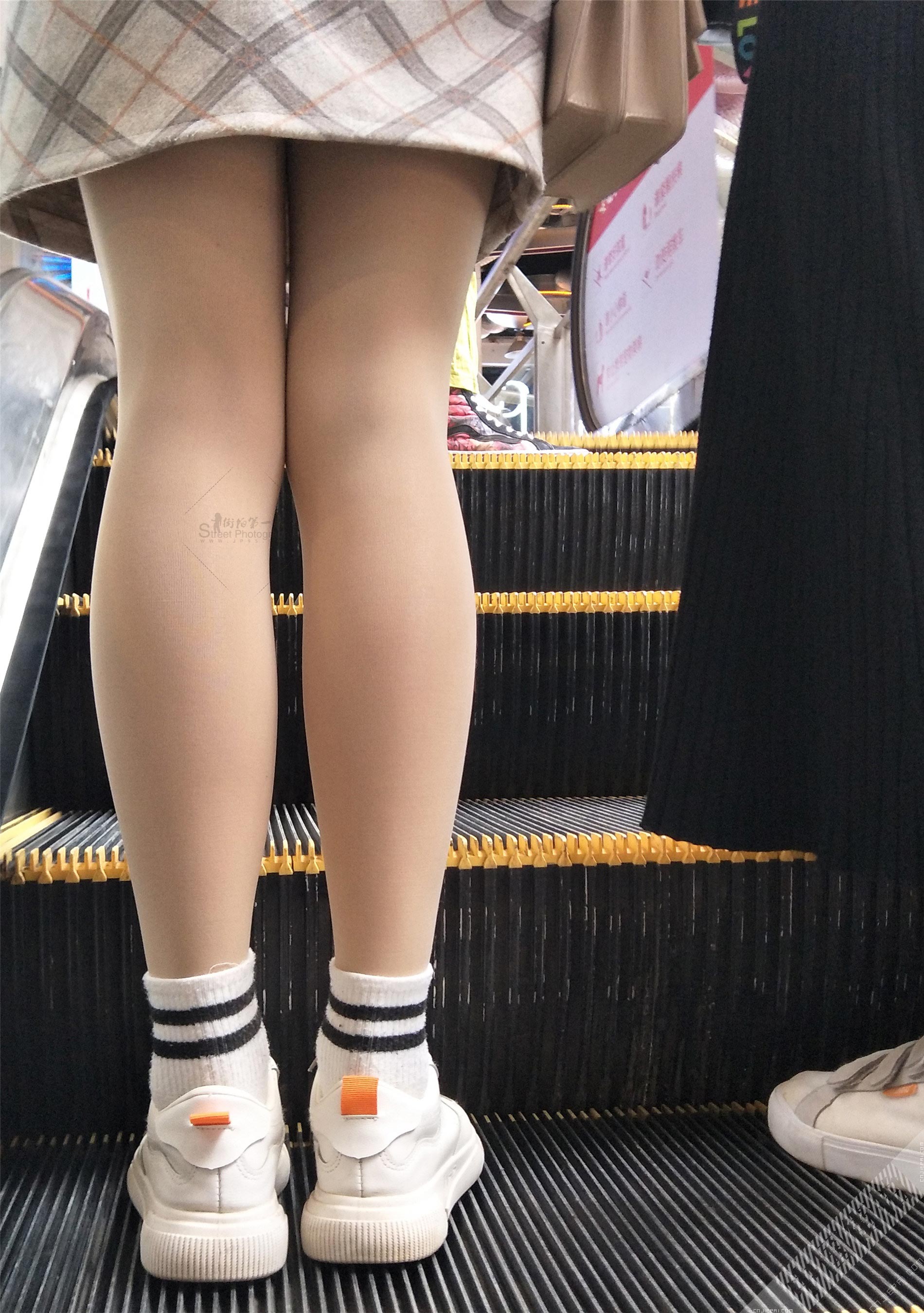 短裙美女的光腿神器，高清特写丝毫没有褶皱 图2