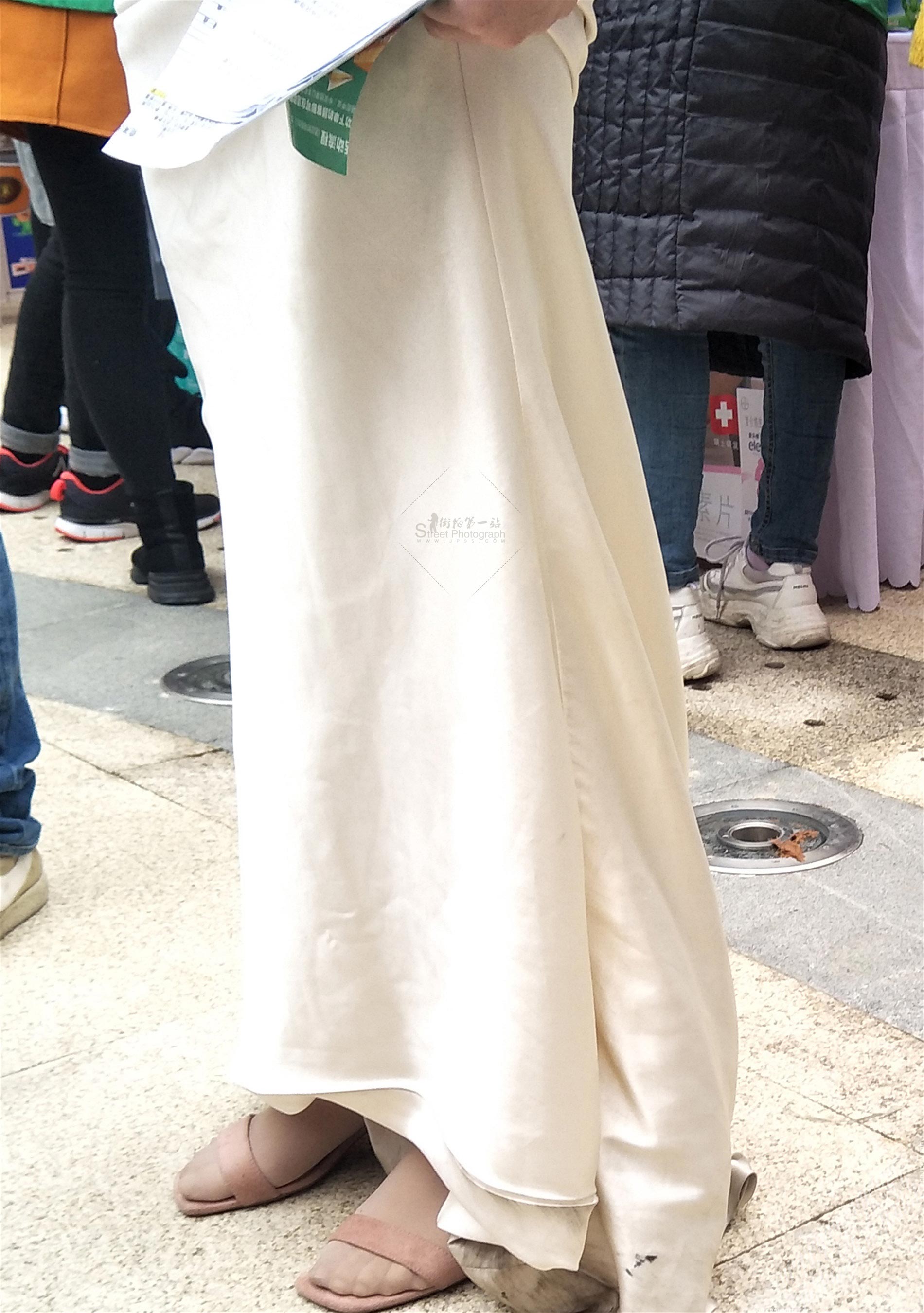高个美女主持人，白色长裙和丝袜脚 图2