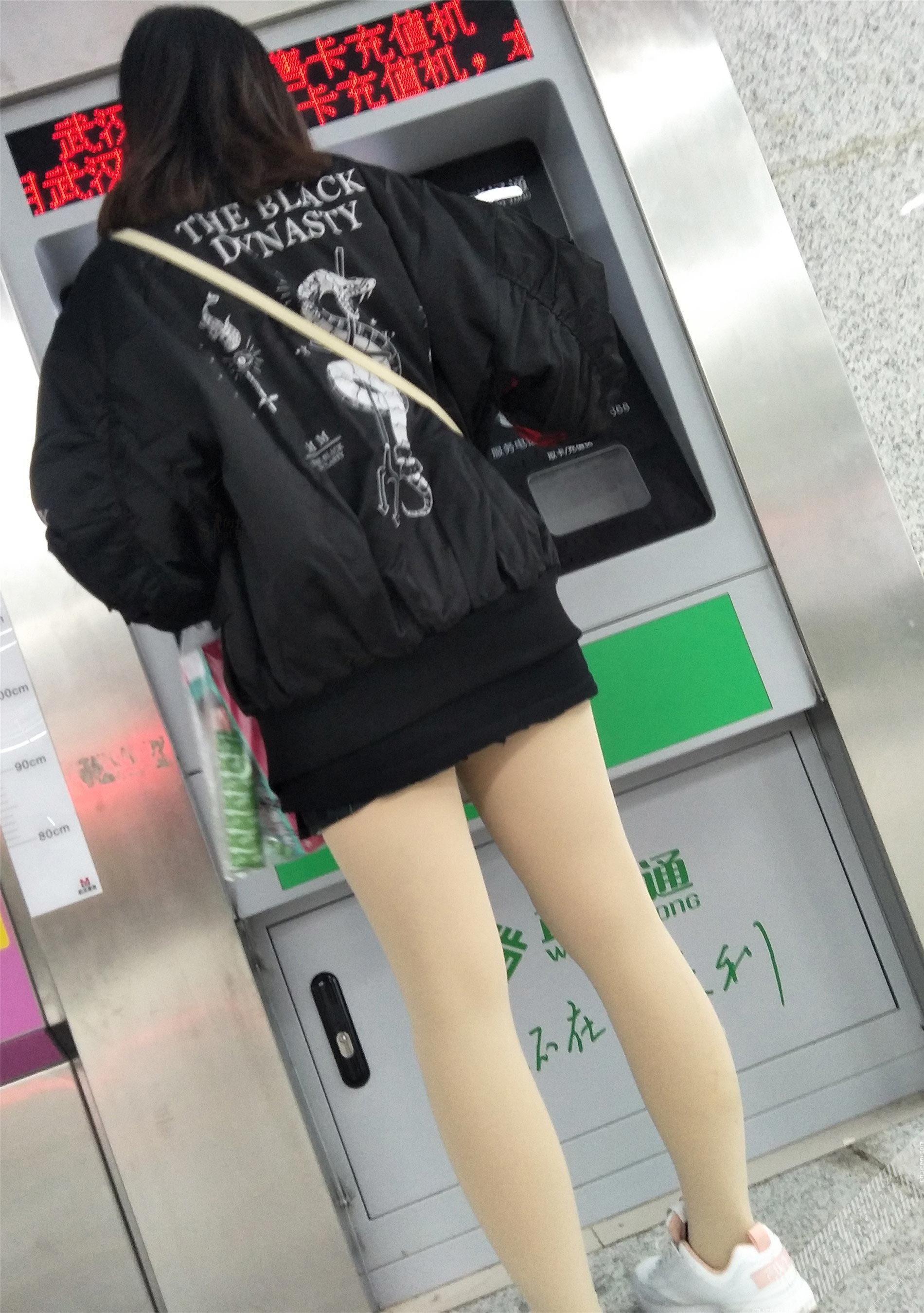 跟拍坐地铁的黑色超短裙厚肉丝美女 图1