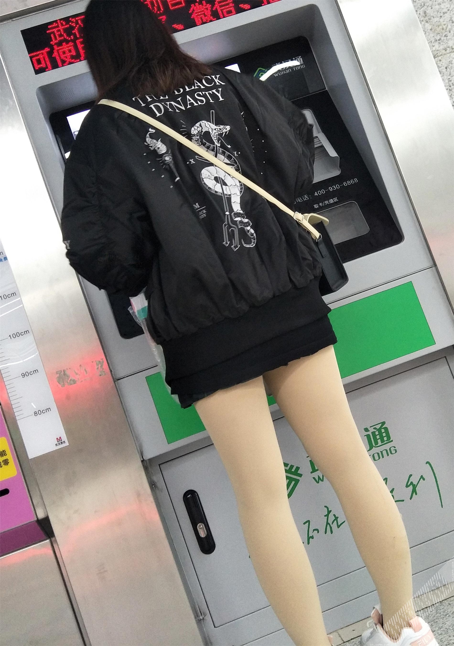 跟拍坐地铁的黑色超短裙厚肉丝美女 图11
