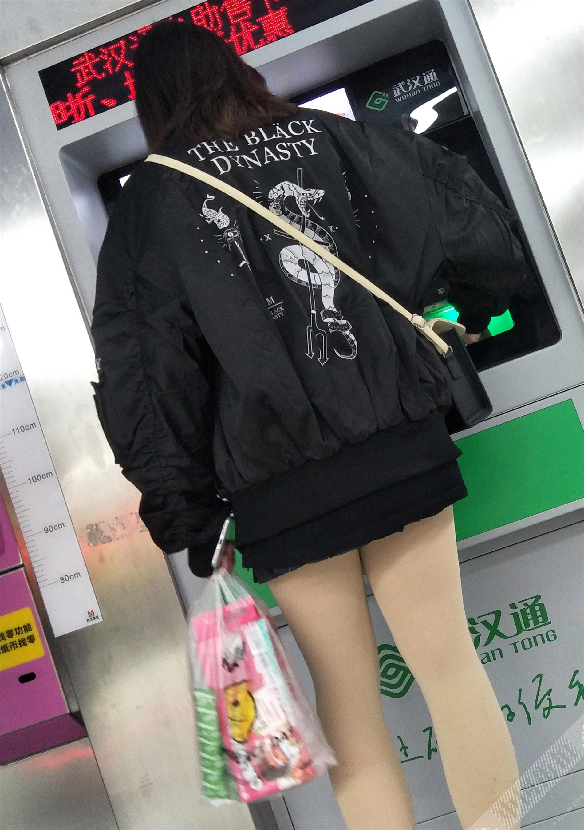 跟拍坐地铁的黑色超短裙厚肉丝美女 图12