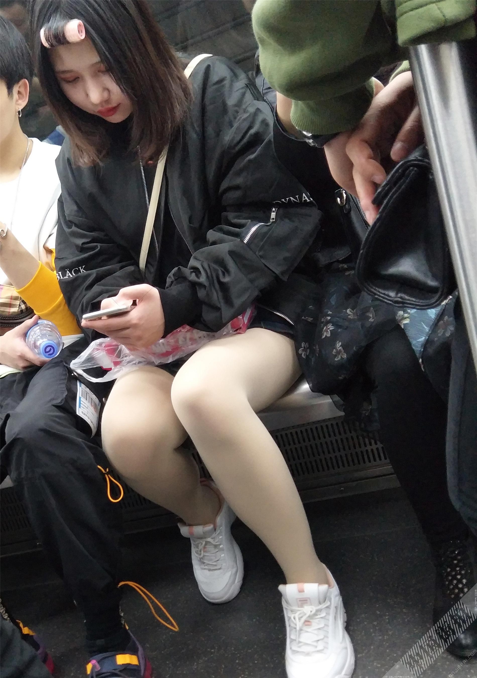 跟拍坐地铁的黑色超短裙厚肉丝美女 图16
