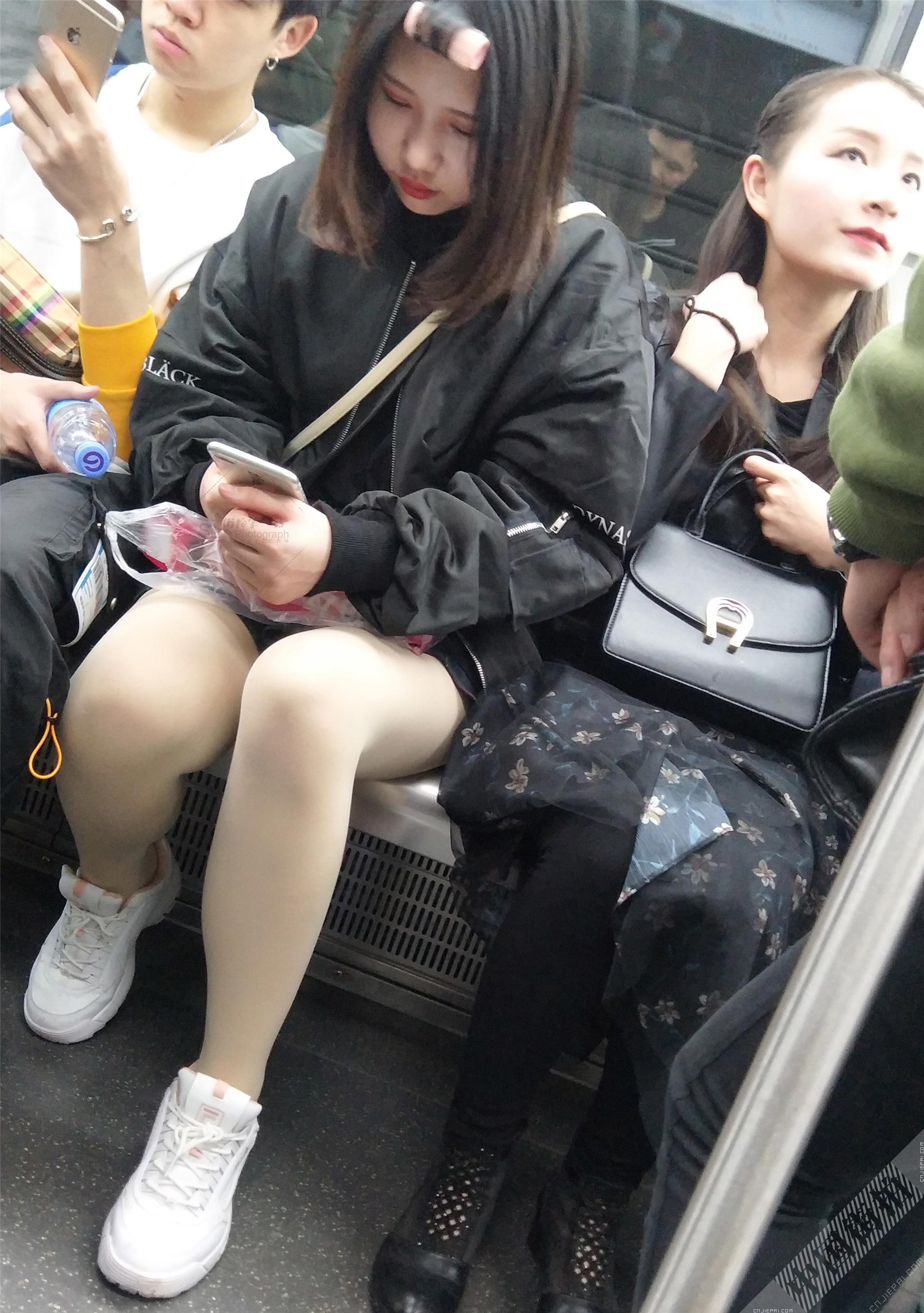 跟拍坐地铁的黑色超短裙厚肉丝美女 图18