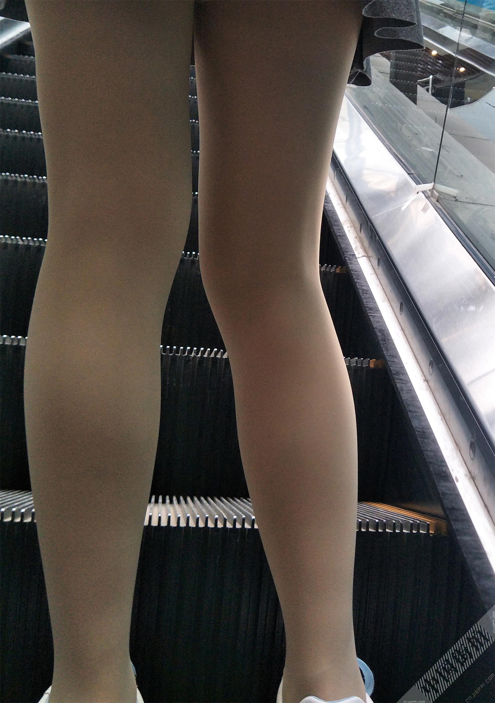 自动扶梯上的短裙肤色裤袜美女 图4