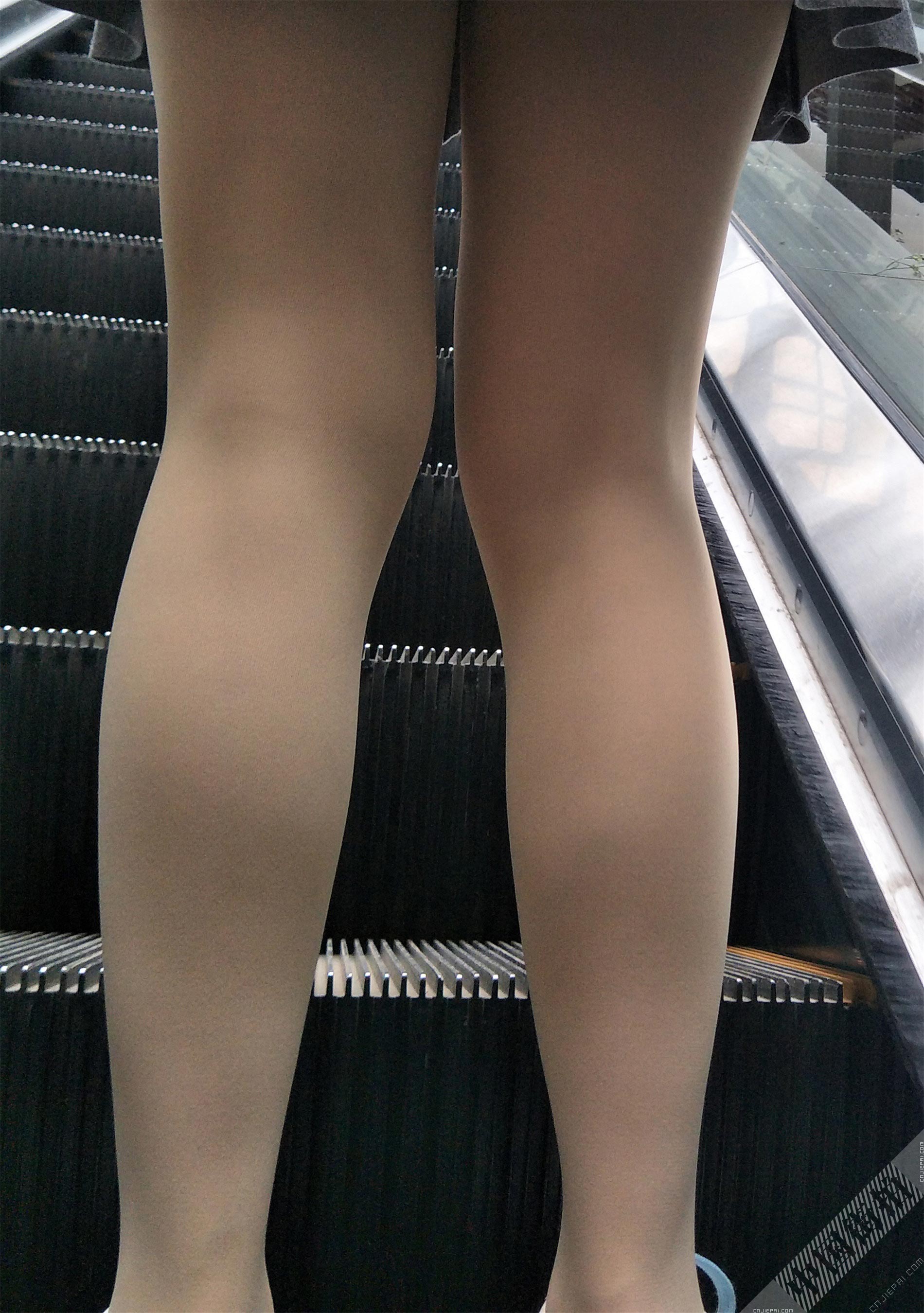 自动扶梯上的短裙肤色裤袜美女 图5