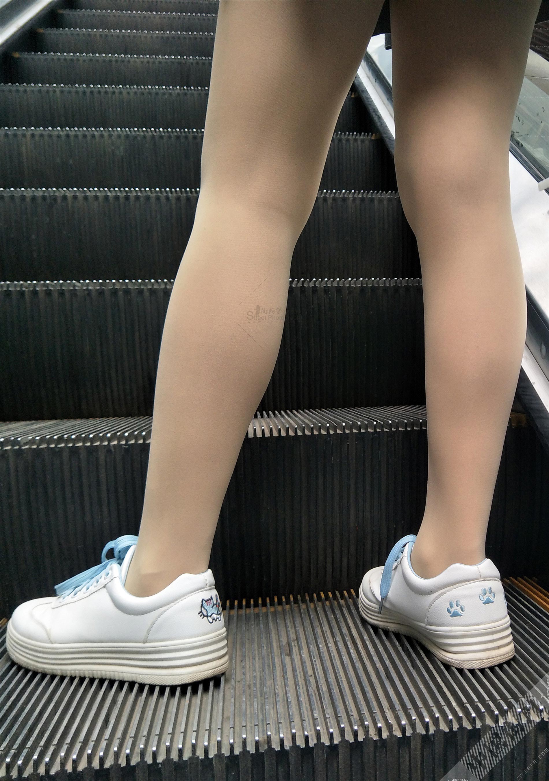 自动扶梯上的短裙肤色裤袜美女 图7