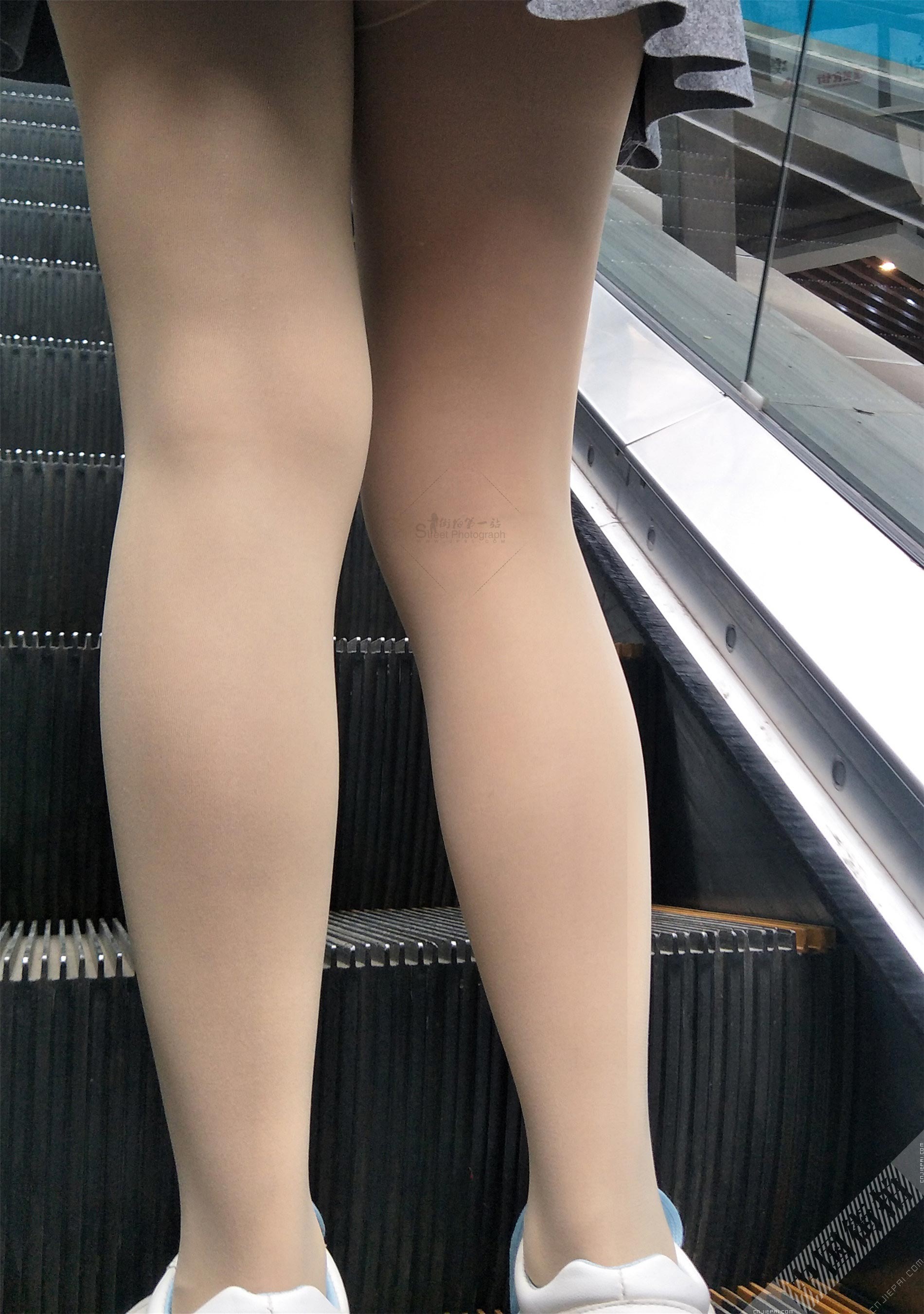 自动扶梯上的短裙肤色裤袜美女 图9