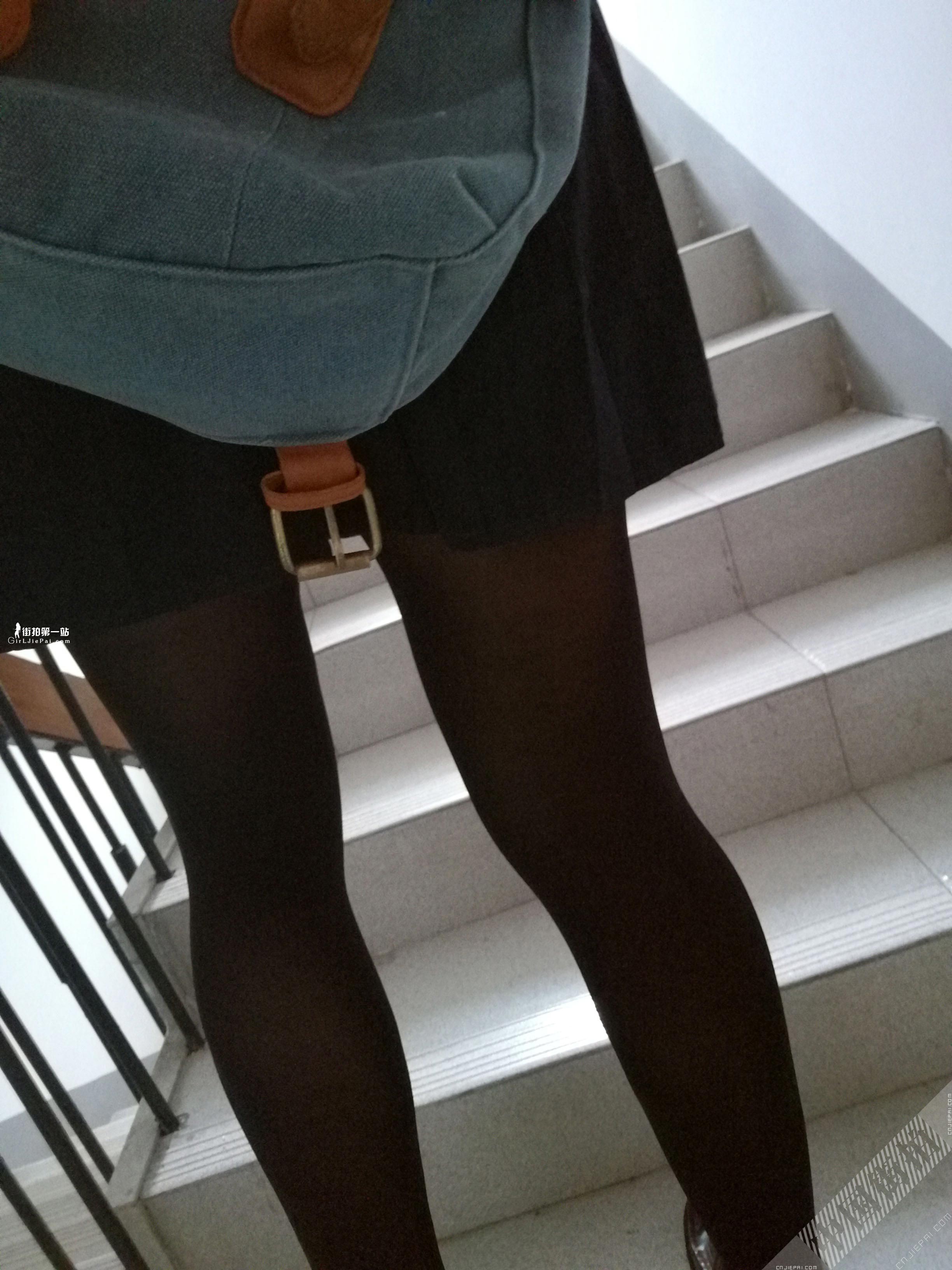 表妹上楼梯时背包把裙子撩起了，忍不住了几张 图9